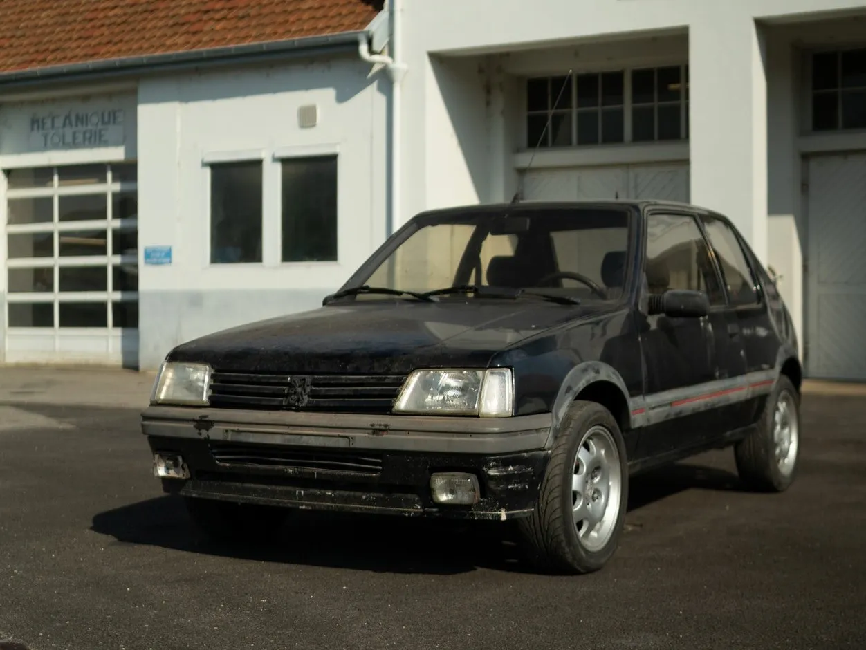 una peugeot 205 gti e la prima auto restaurata da locoaventure peugeot 19