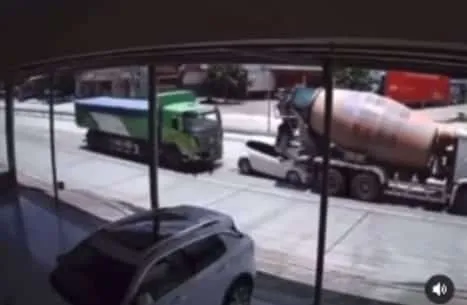 uomo salvo incidente tra camion