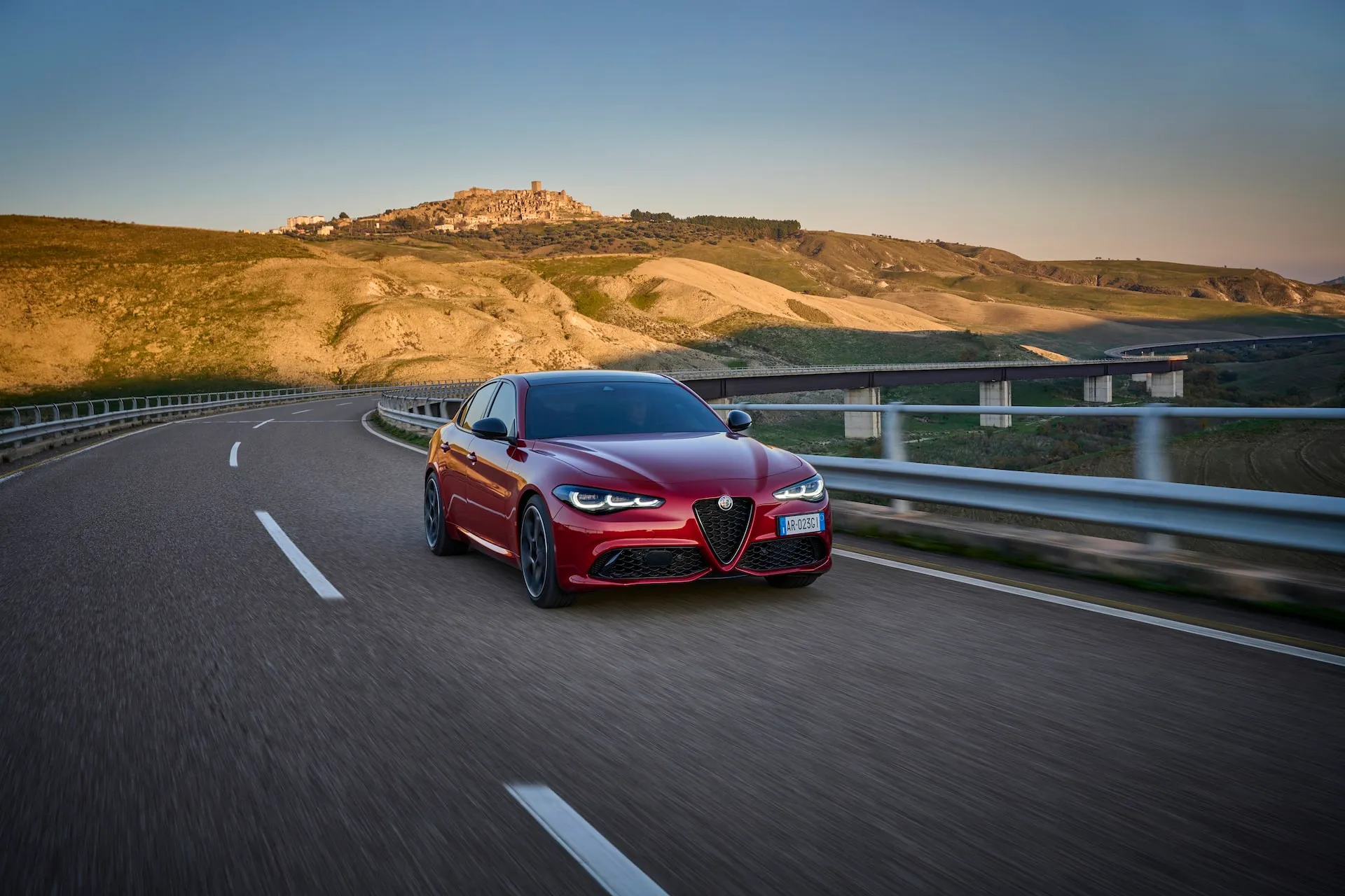 alfa romeo giulia 2023 frontale rossa