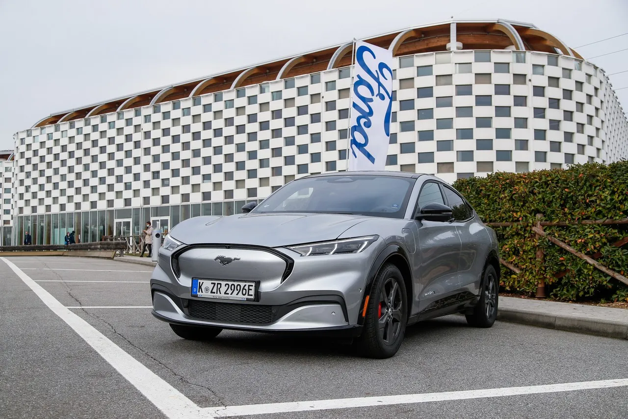 ford mustang mach e 2021 informazioni