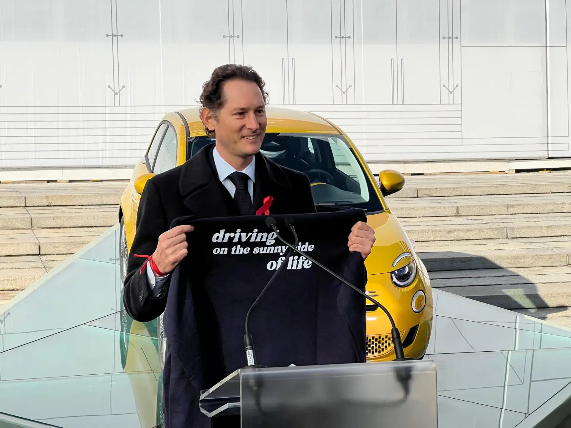 john elkann fiat 500 ibrida