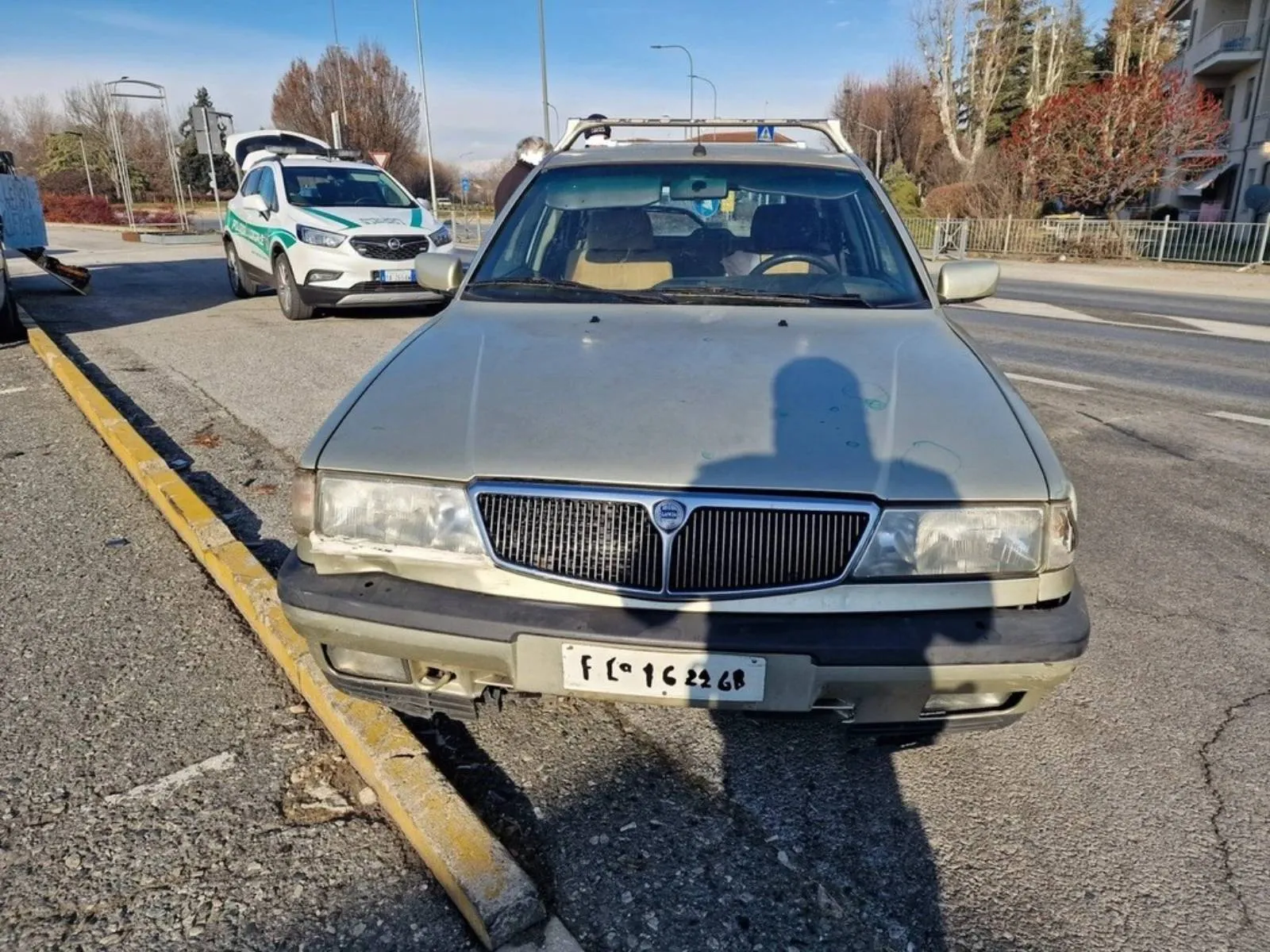 Auto con targa di legno
