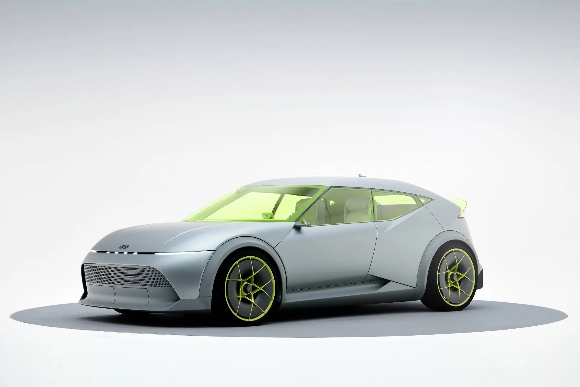 La Hyundai  Concept Three nella vista anteriore laterale di colore grigio