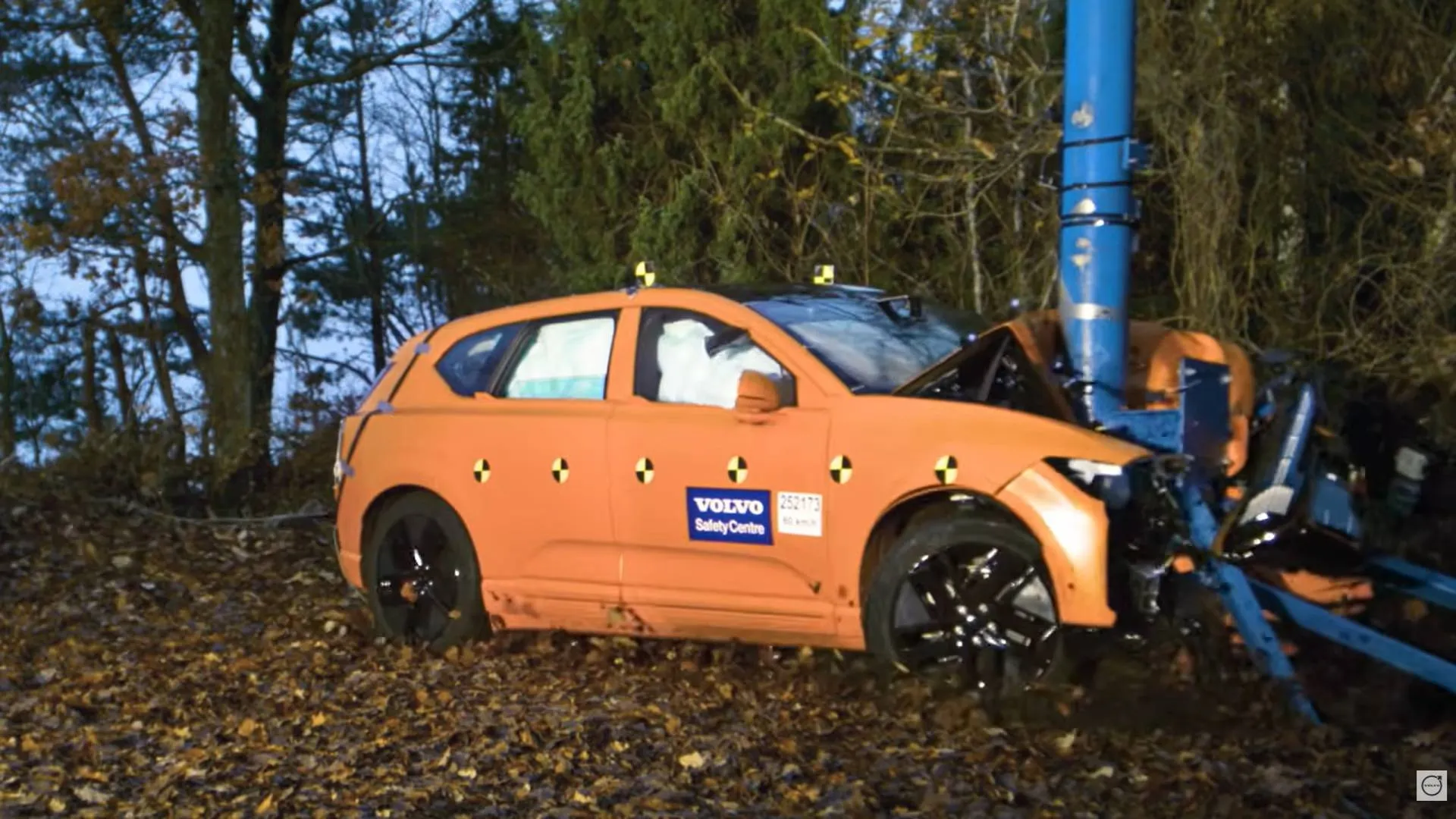 Il crash test della Volvo EX60 simula l'impatto contro un albero
