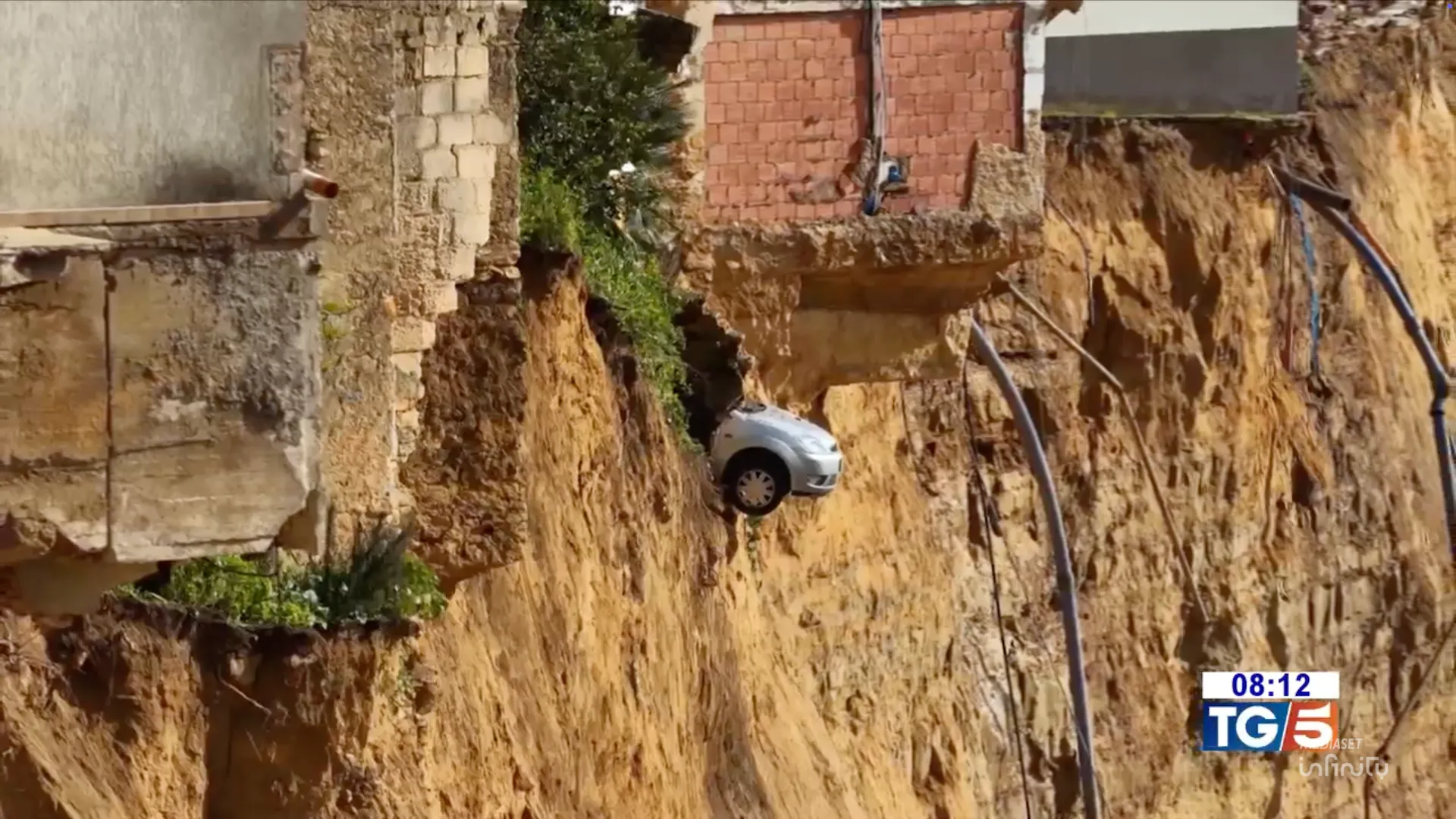 Dettaglio della frana di Niscemi del gennaio 2026, con una Ford Fiesta in bilico sul fronte della frana.