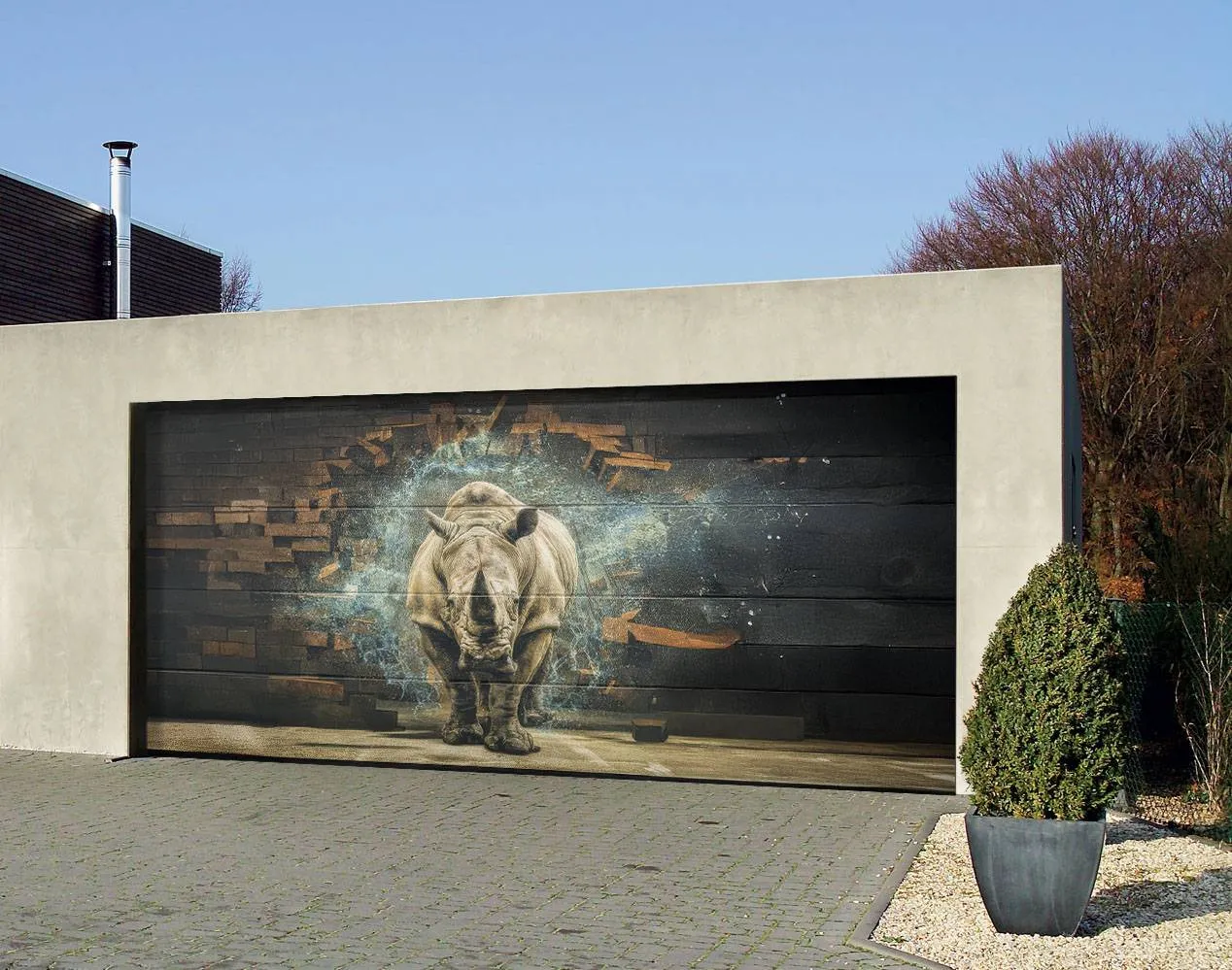 Portone di ingresso di un box auto con una disegno di un rinoceronte sopra fatto da Hormann