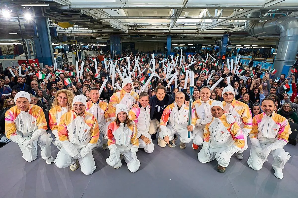 FIATaccendelaFiammaOlimpicaaMirafiori