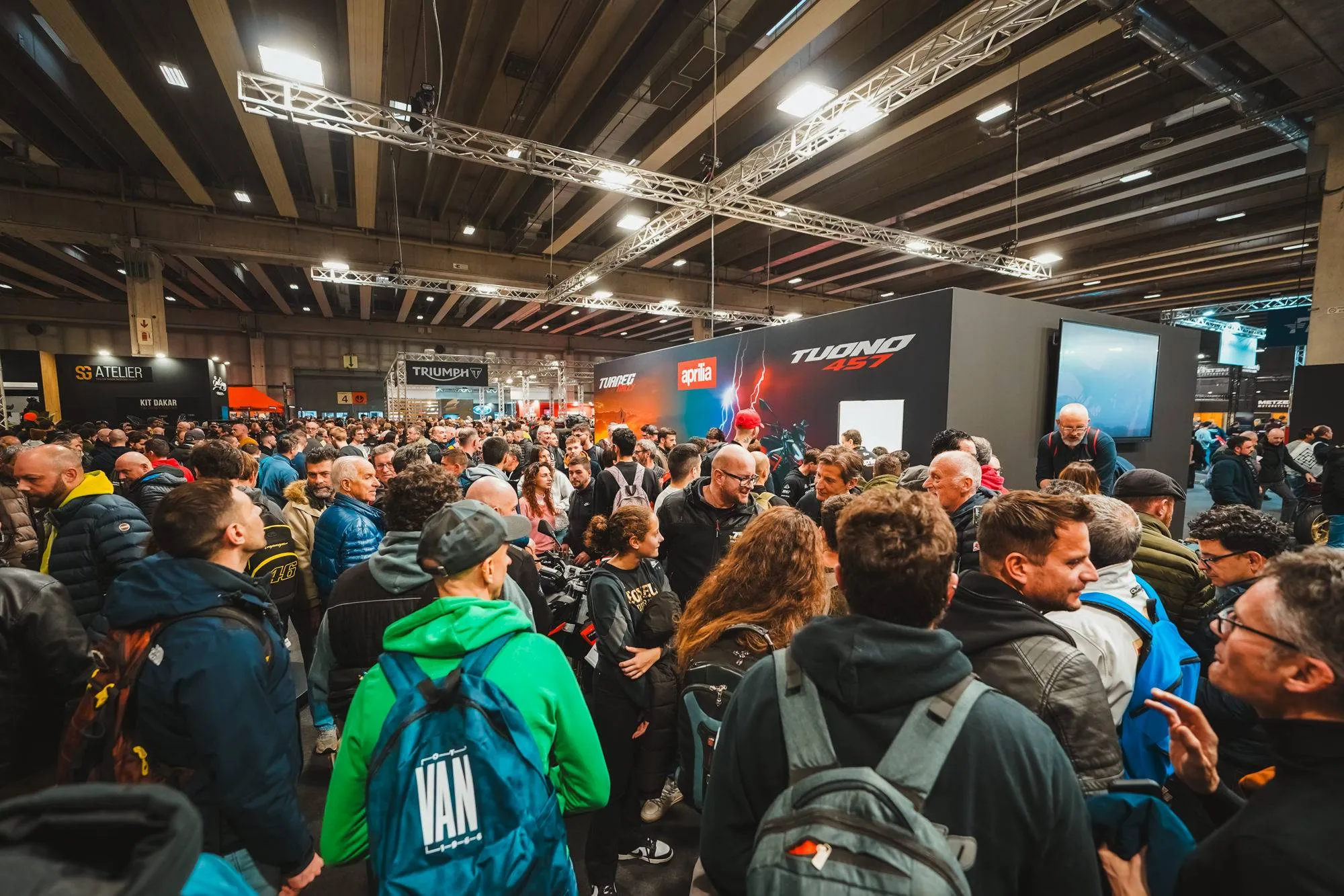 pubblico dentro a verona fiere per moto bike expo