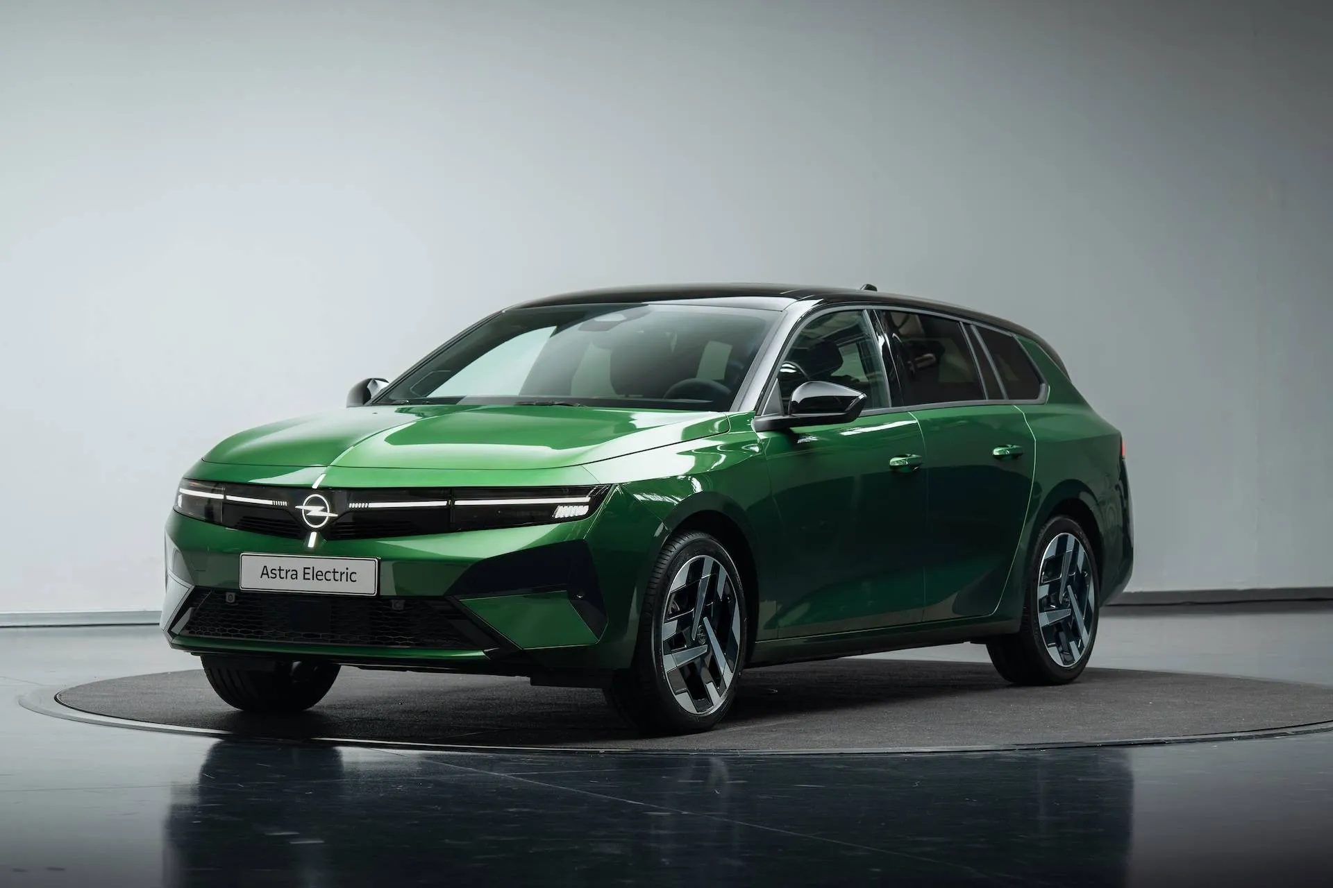 Opel Astra 2026 frontale tre quarti cosa cambia