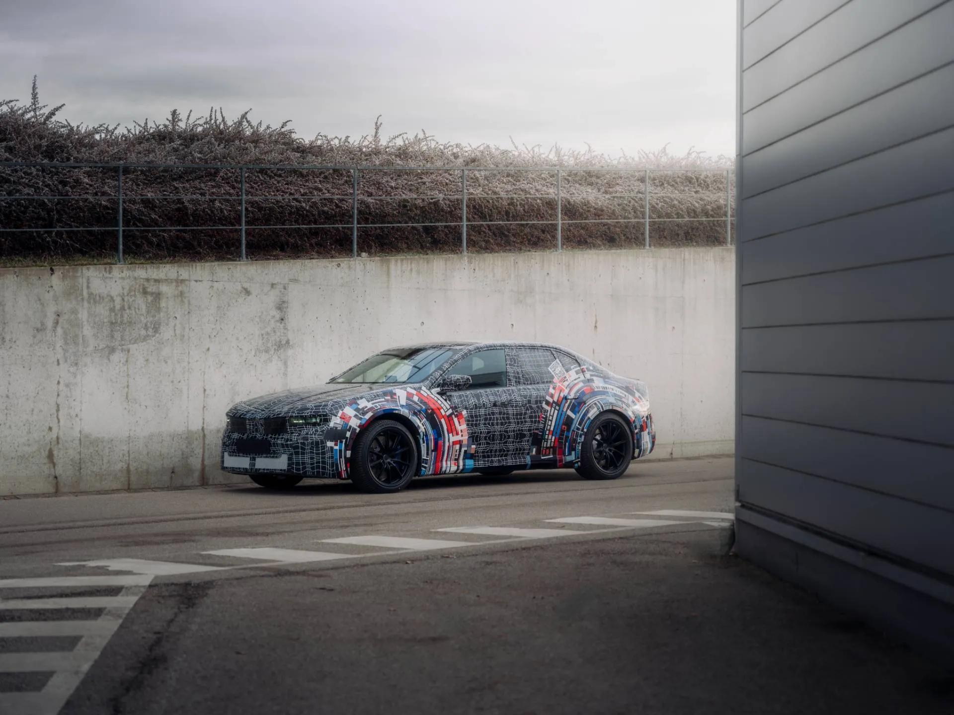 Il prototipo della BMW M3 elettrica parcheggiata