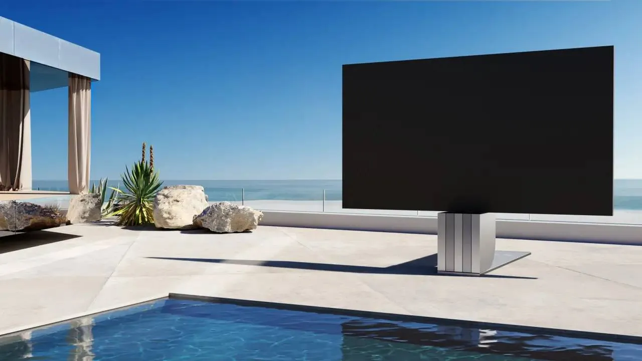 Un render che ritrae la televisione di Porsche all'esterno di un'abitazione, nella zona adiacente alla piscina