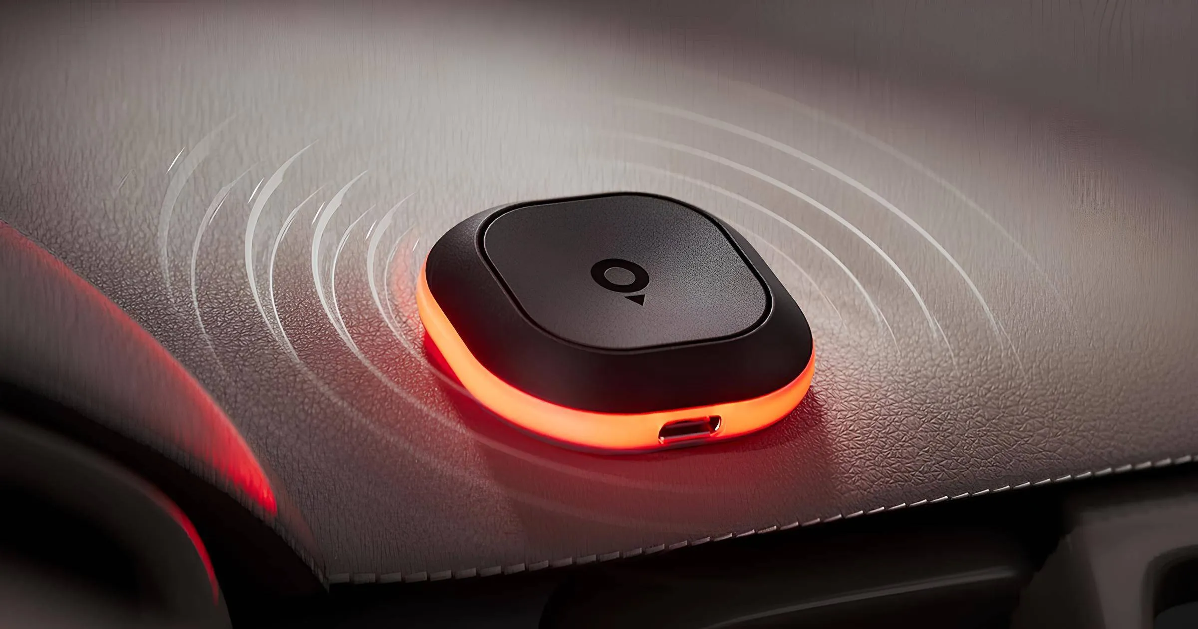 immagine dove si vede il nuovo prodotto di TomTom chiamato Tom che segnala una situazione di traffico ed è posizionato sul cruscotto di una macchina