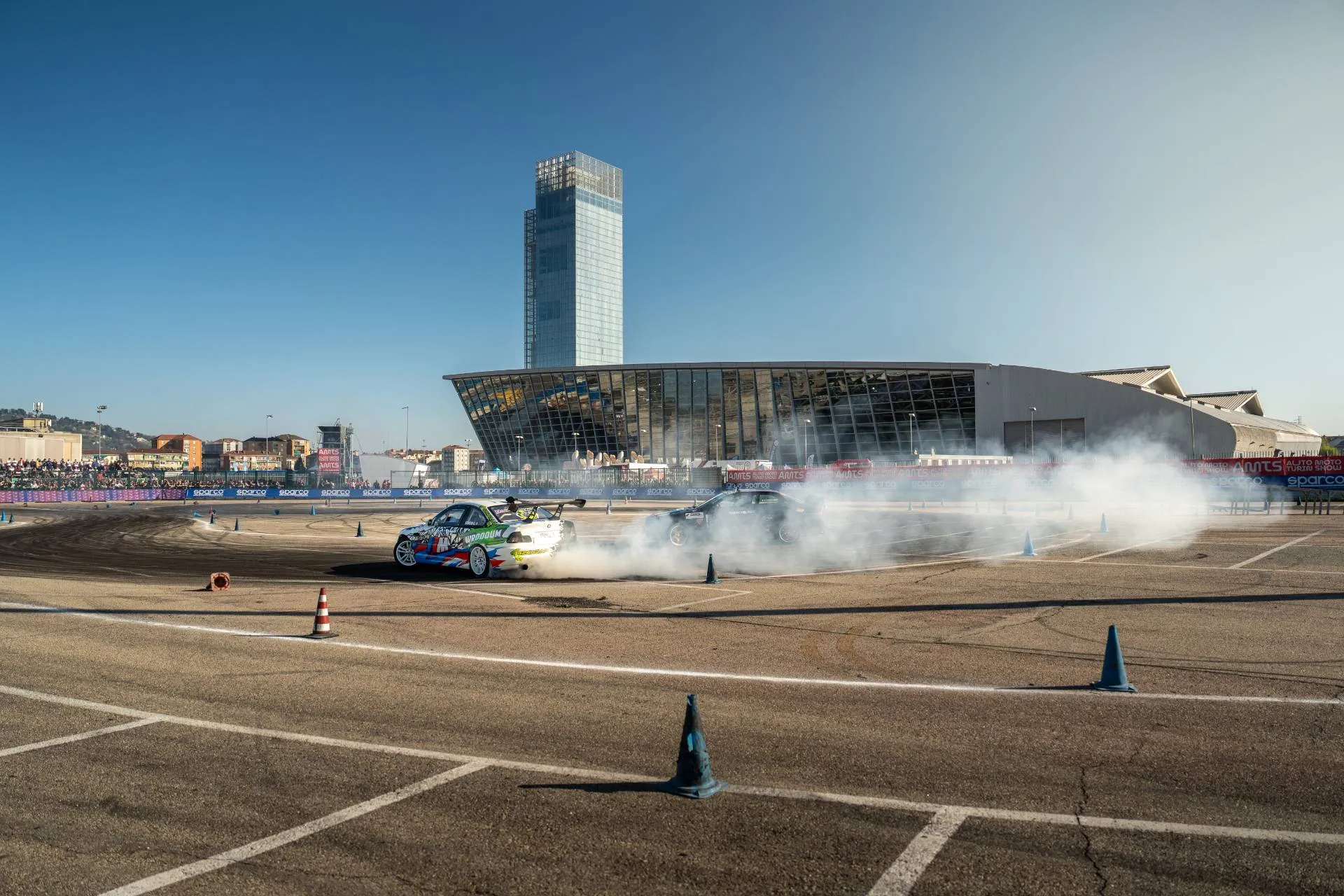Lingotto di Torino sullo sfondo auto che fa drift sulla pista