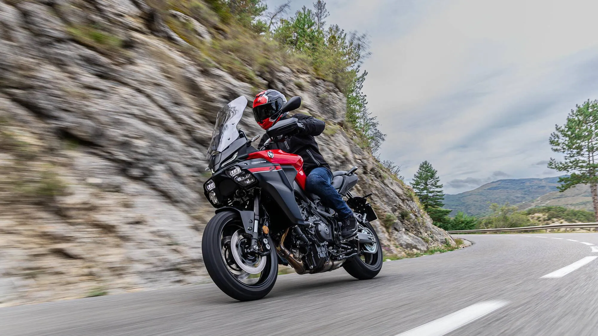 una yamaha mt09 su strada dinamica di colore rosso in movimento su strada