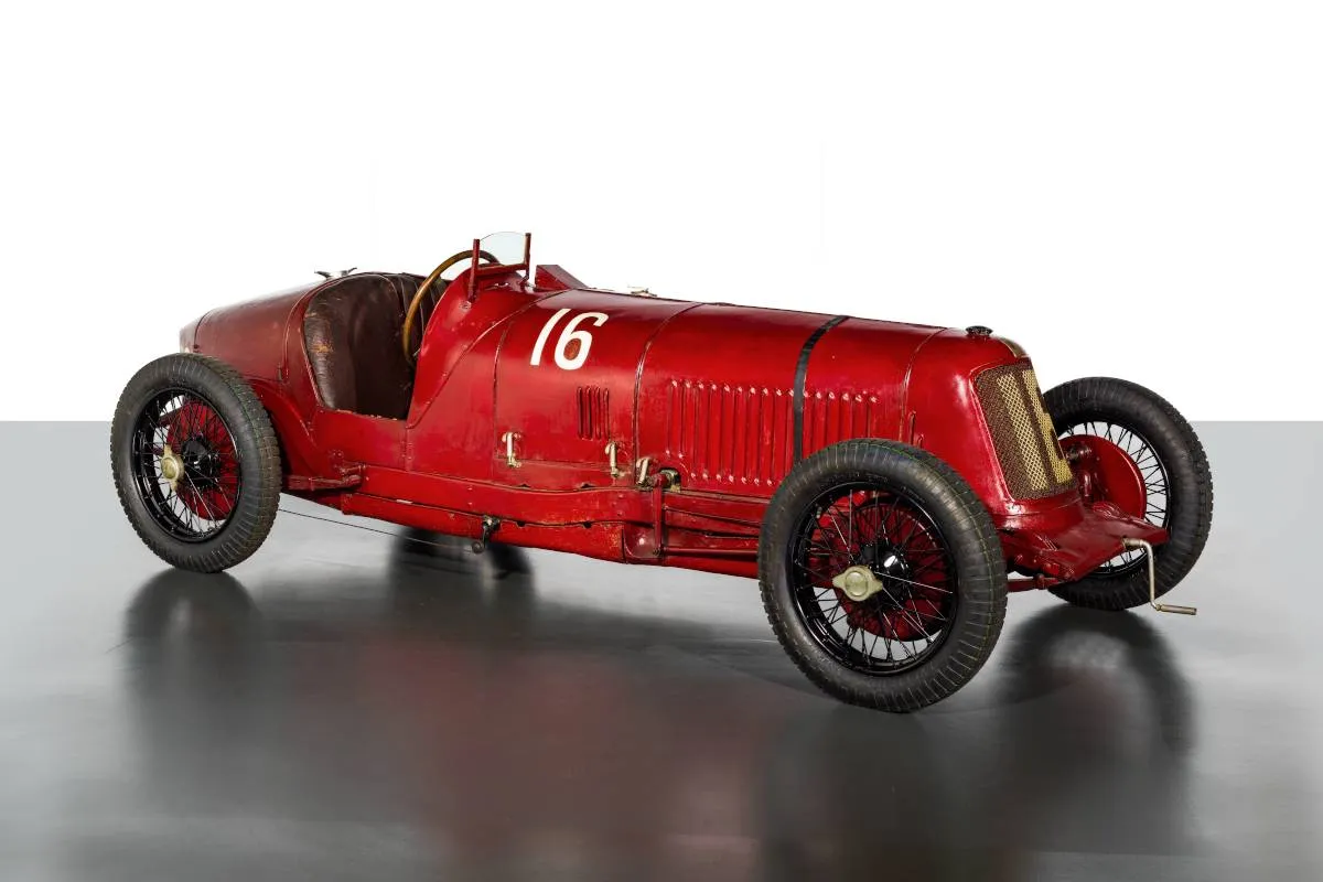 auto-da-corsa-epoca-rossa-numero-16.jpg