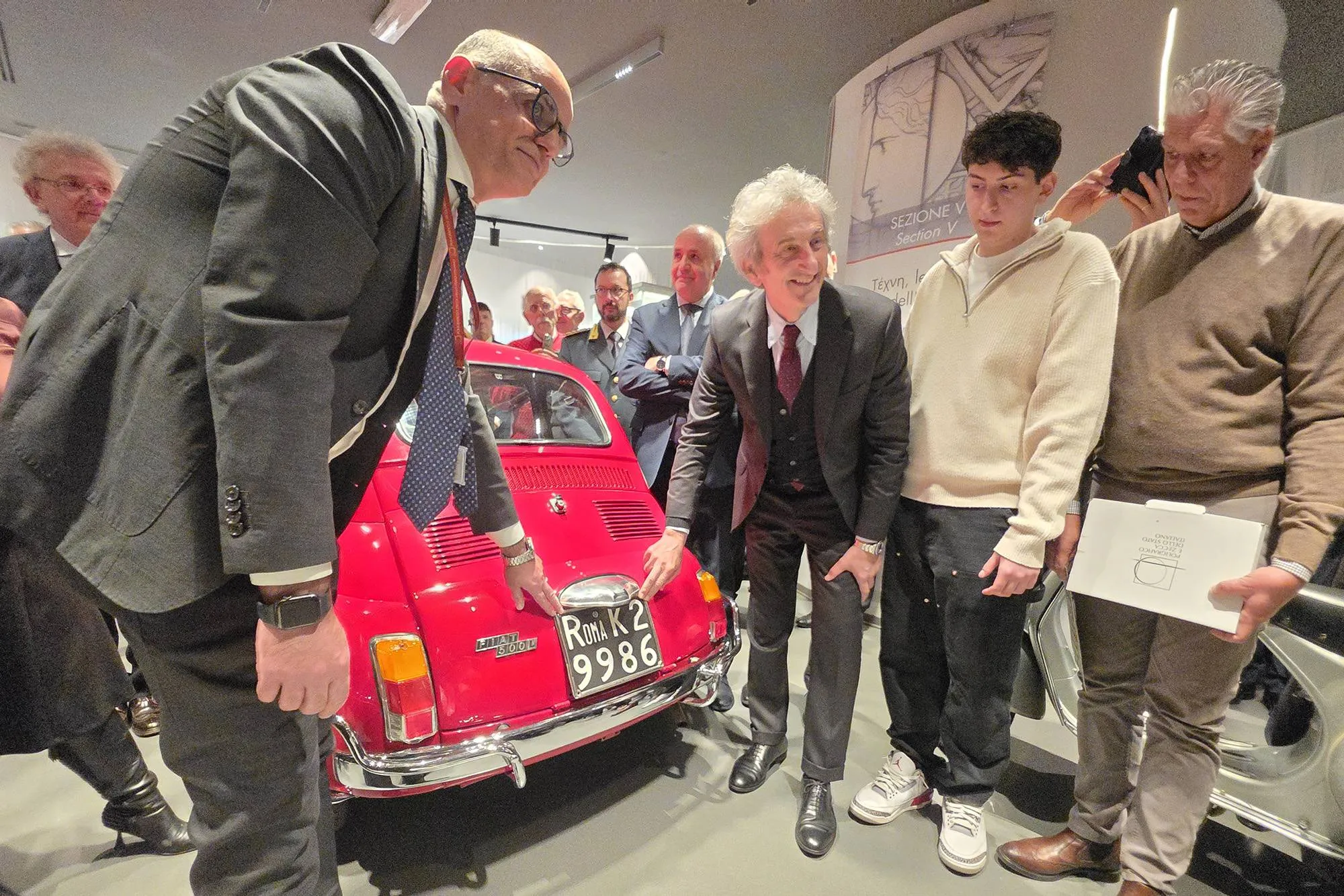 ricreazione delle targhe delle auto pre 1952, nell'immagine una 500 rossa con la targa riprodotta