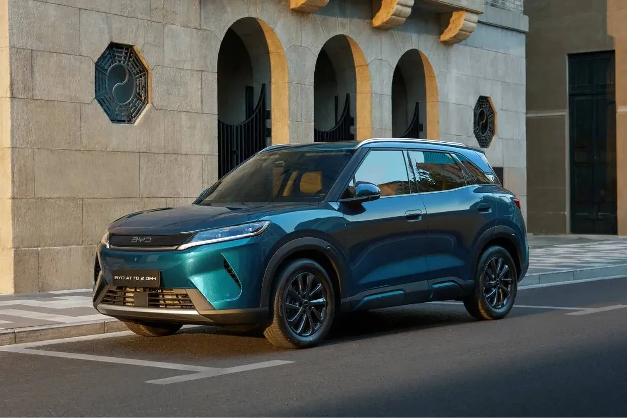 La BYD Atto 2 DM-i parcheggiata su una strada
