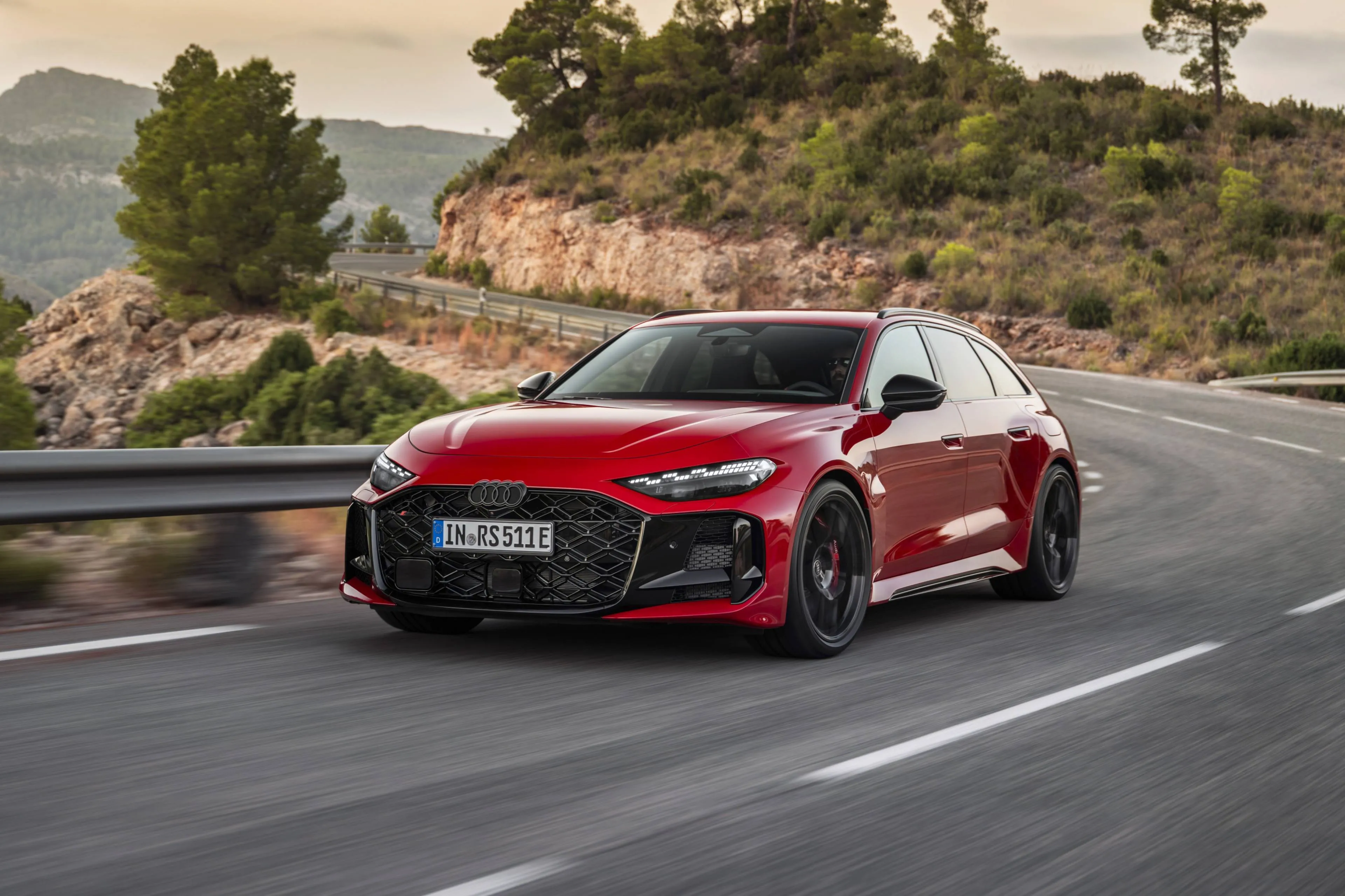 Nuova-Audi-RS5-2026 in posizione anteriore dinamica di colore rosso versione avant