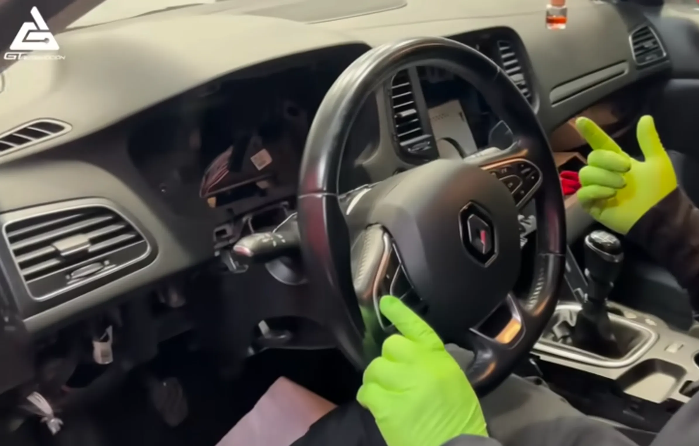 Frame preso da un video youtube in cui si vede il cruscotto di una Renault che ha un software che permette di schilometrare l'auto