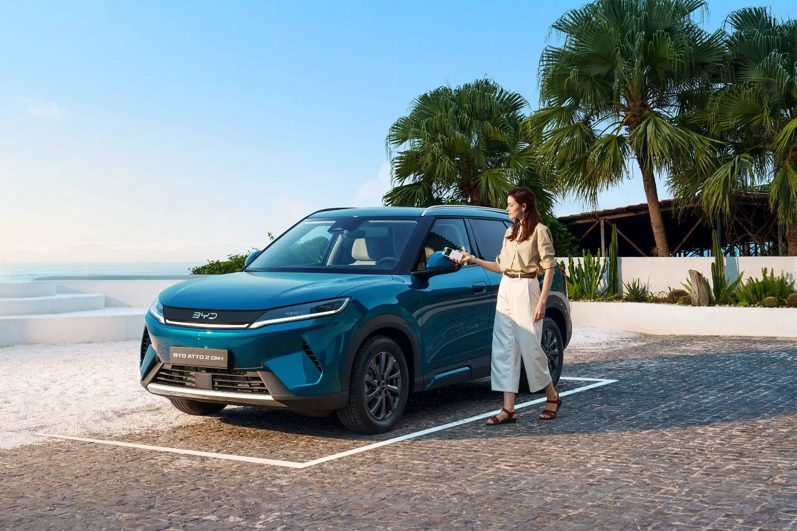 La BYD Atto 2 DM-i parcheggiata su una spiaggia