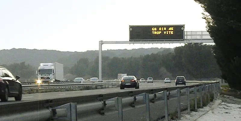 Cartellone luminoso che scrive che stai andando troppo veloce e mette il tuo numero di targa