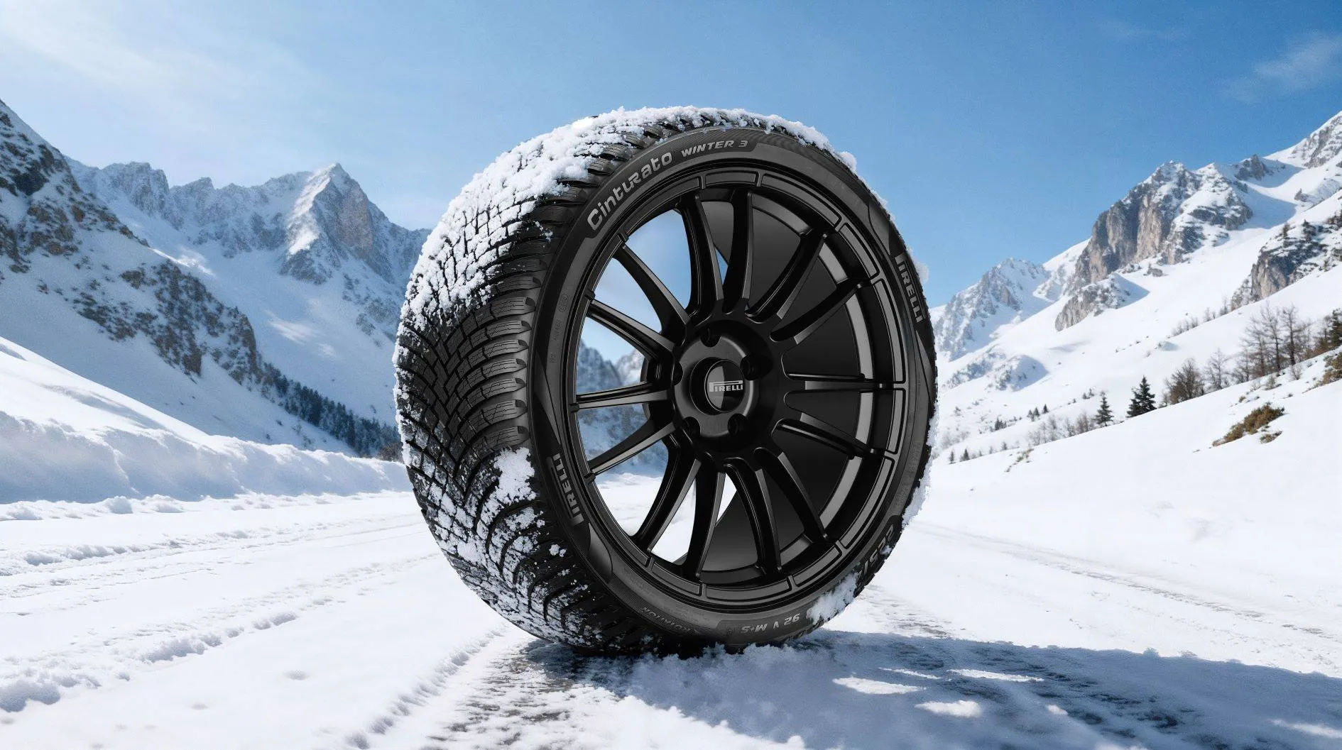 La gomma Pirelli Cinturato Winter 3 con un cerchio sportivo e sulla neve tra le montagne