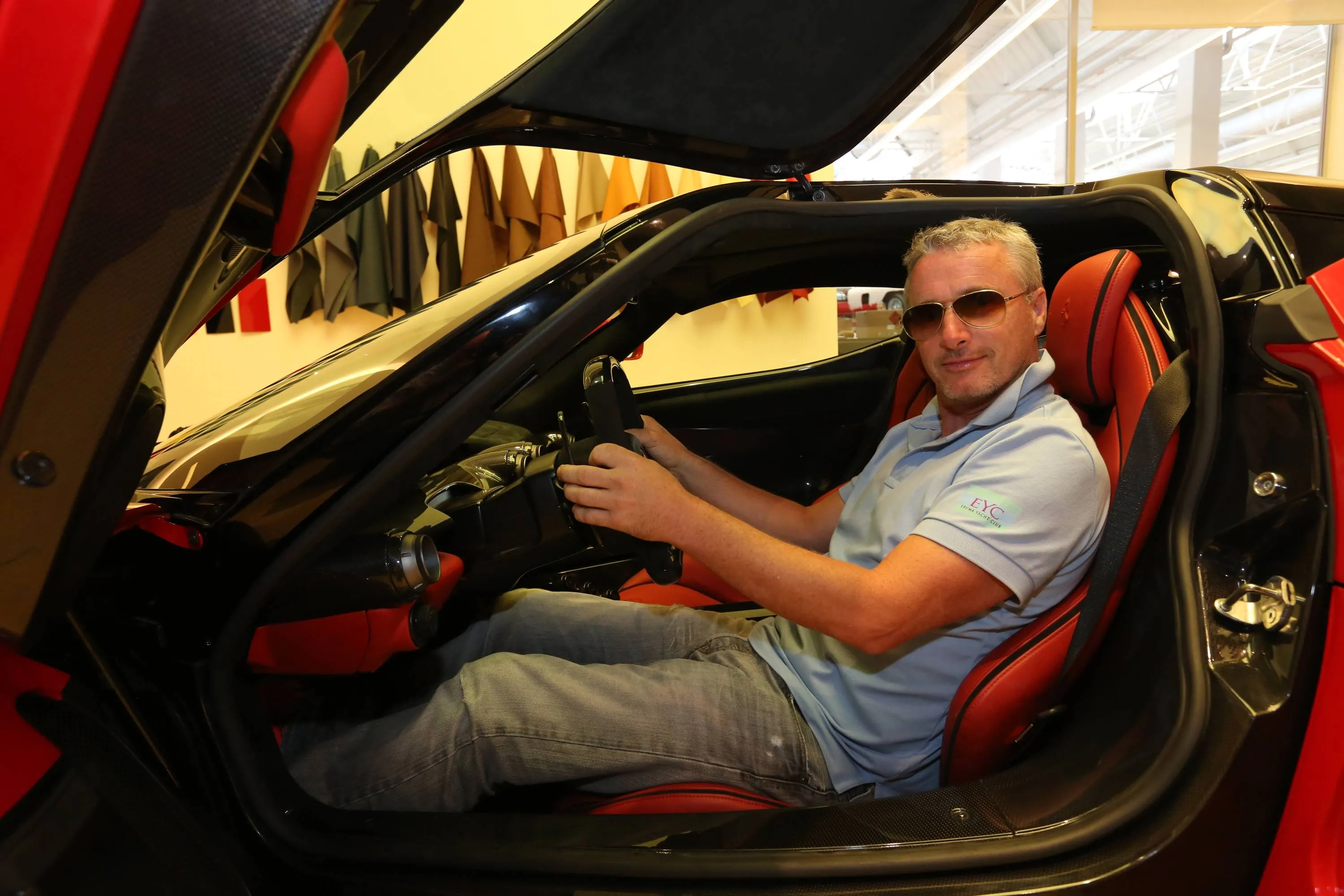Eddie Irvine seduto al volante della Ferrari LaFerrari