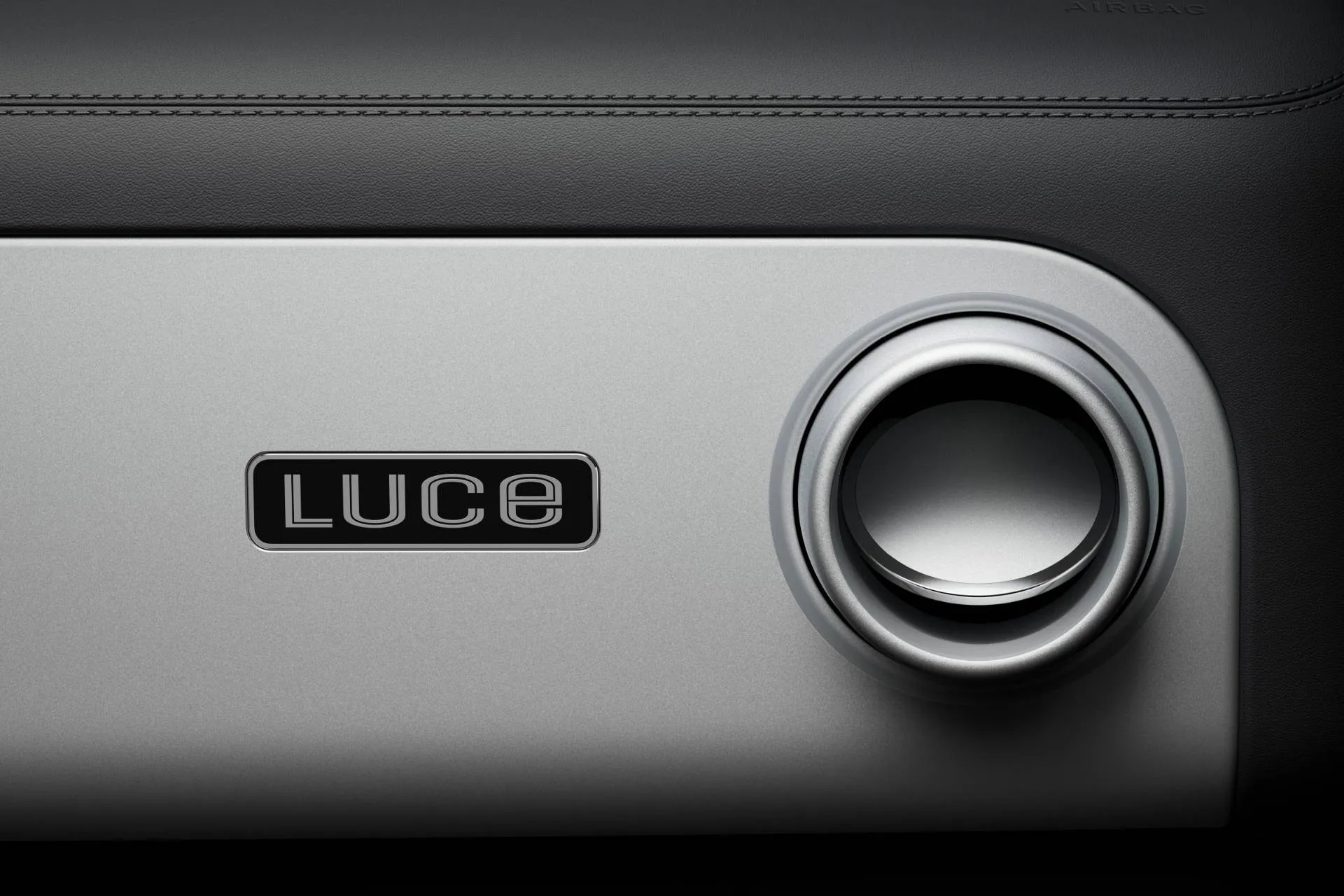 Ferrari Luce il badge sul cruscotto anteriore della nuova elettrica di Ferrari