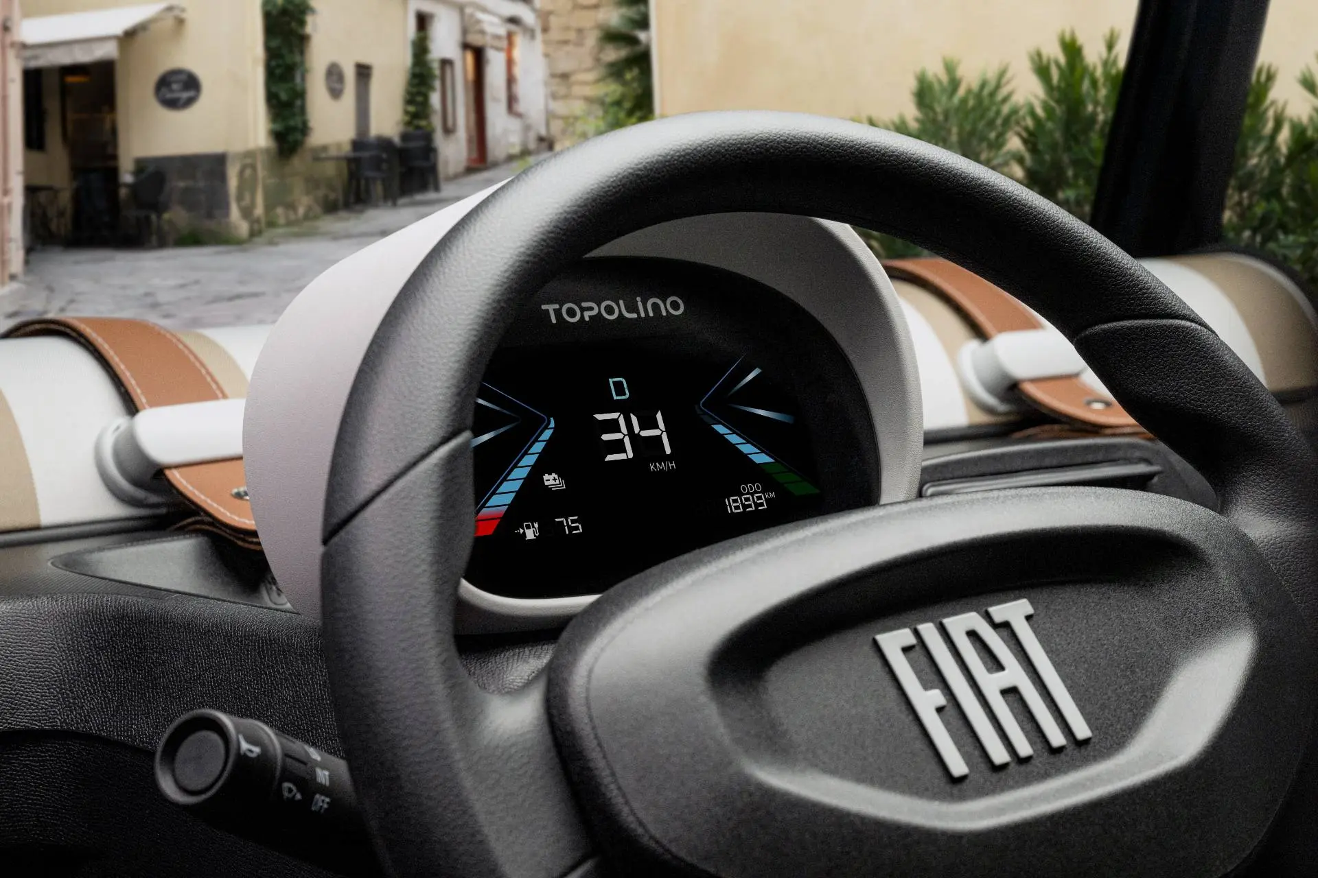 Gli interni della FIAT Topolino si vede il volante e la nuova strumentazione più grande della precedente