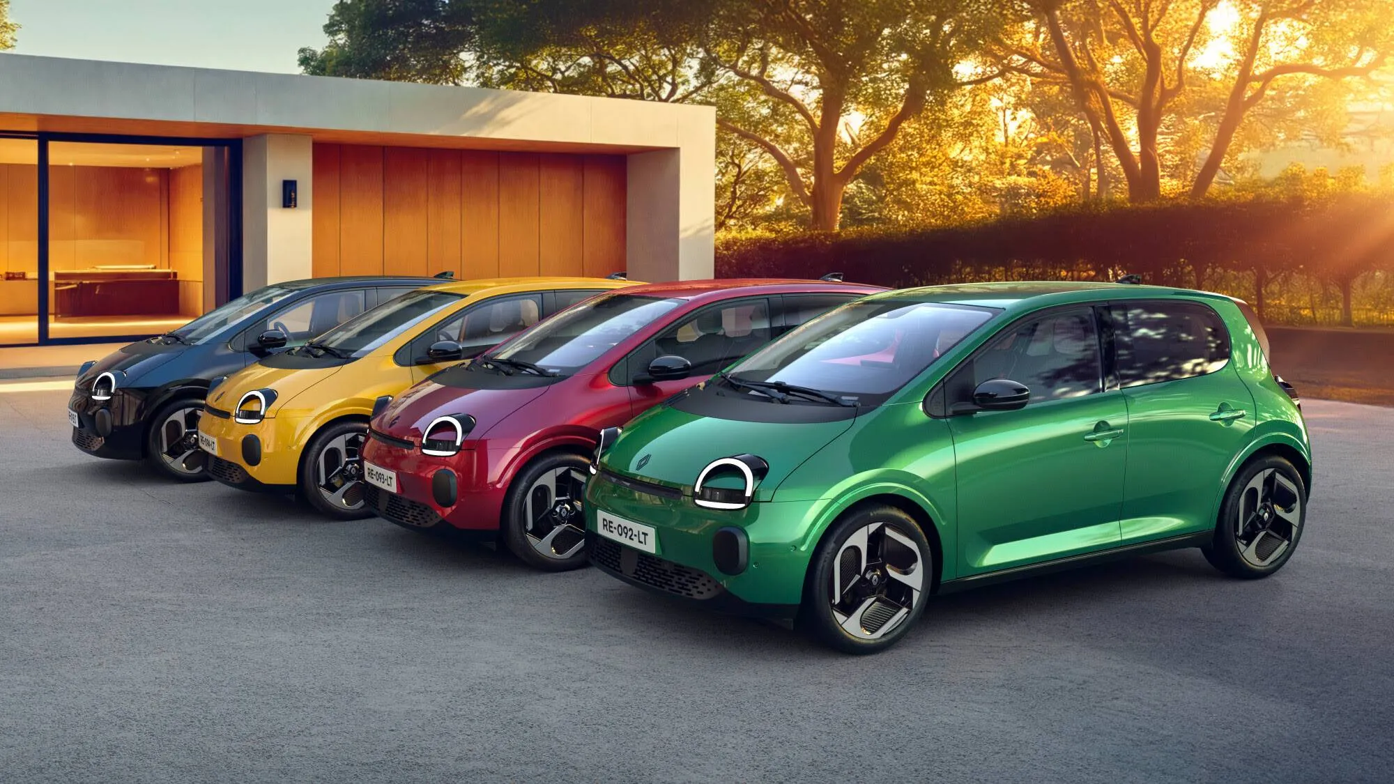 quattro renault twingo nuove una di fianco alla'altra, verde, rossa, gialla e blu