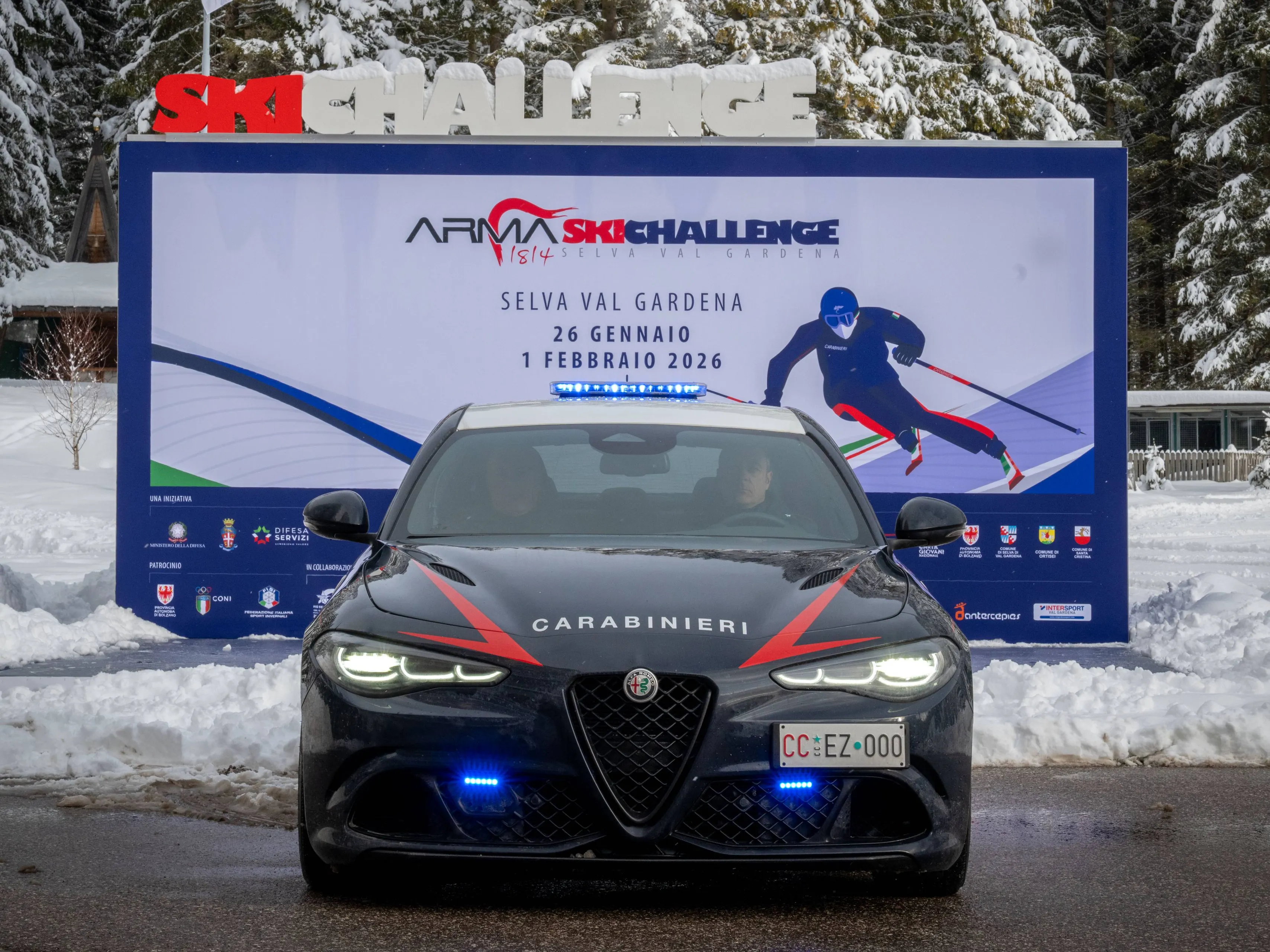 Alfa Romeo Giulia Quadrifoglio Carabinieri nera con sfondo innevato