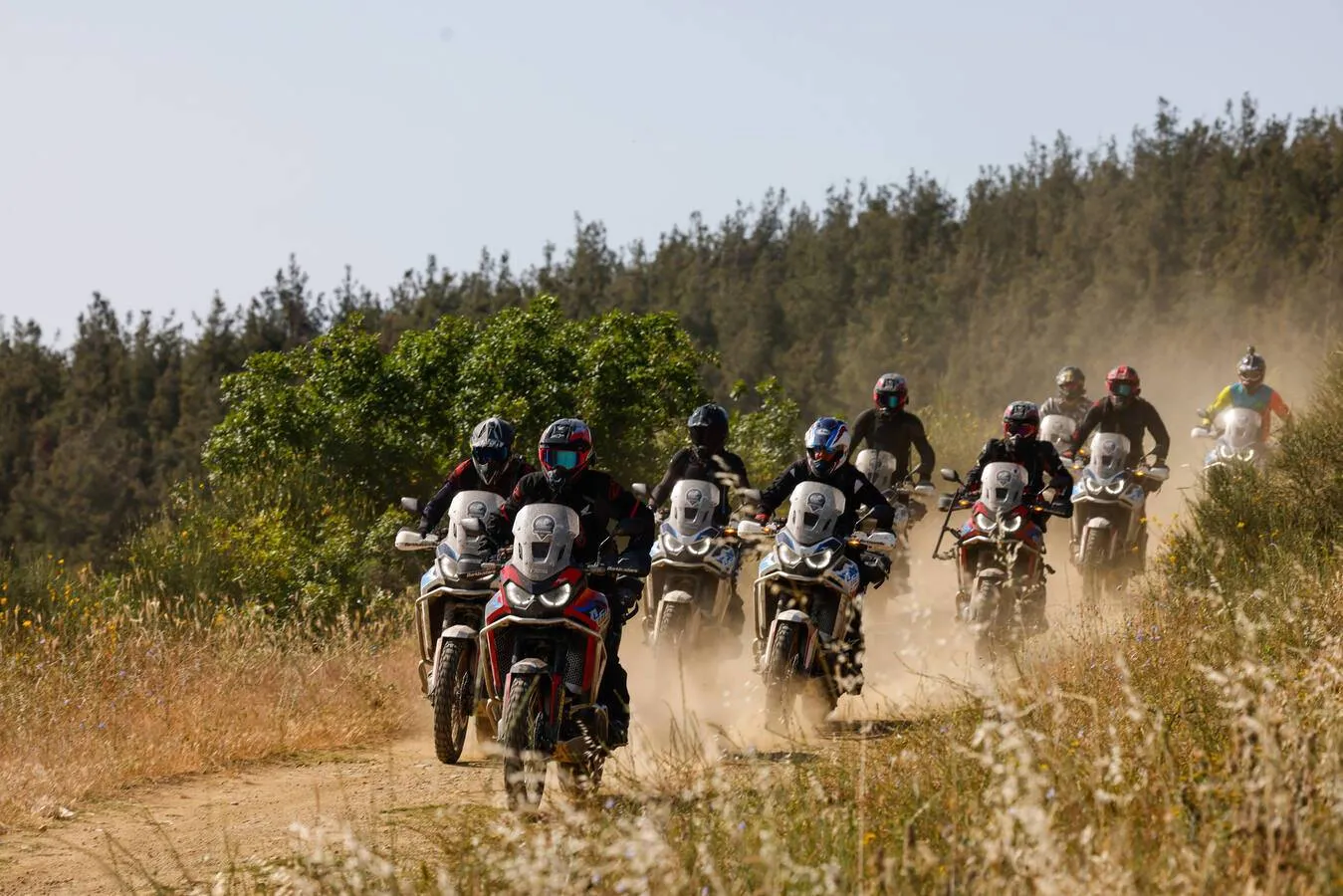 diverse moto di honda che vanno in offroad tutte una dietro all'altra