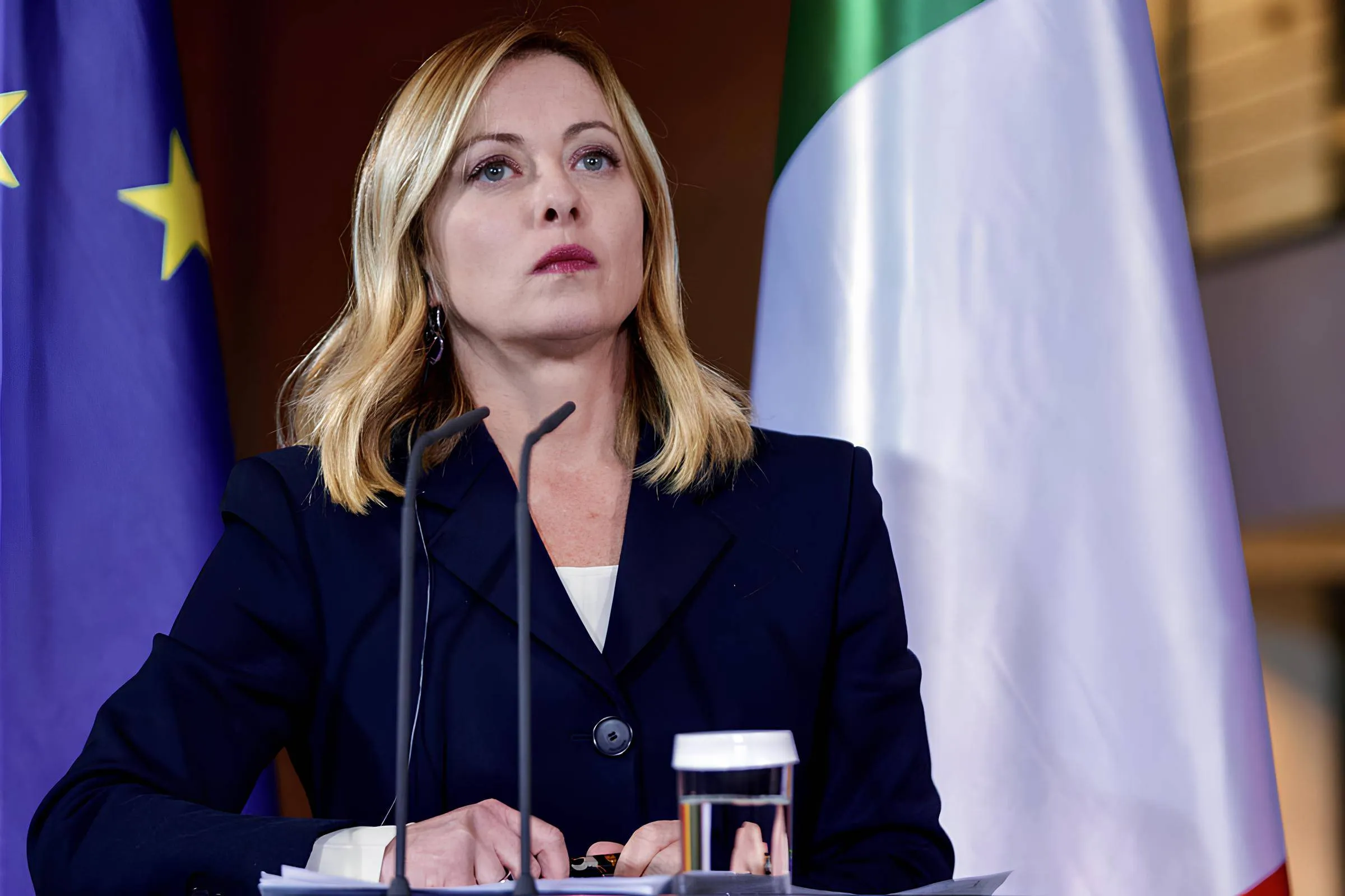 nell'immagine si vede la Presidentessa del Consiglio italiano Giorgia Meloni durante una conferenza