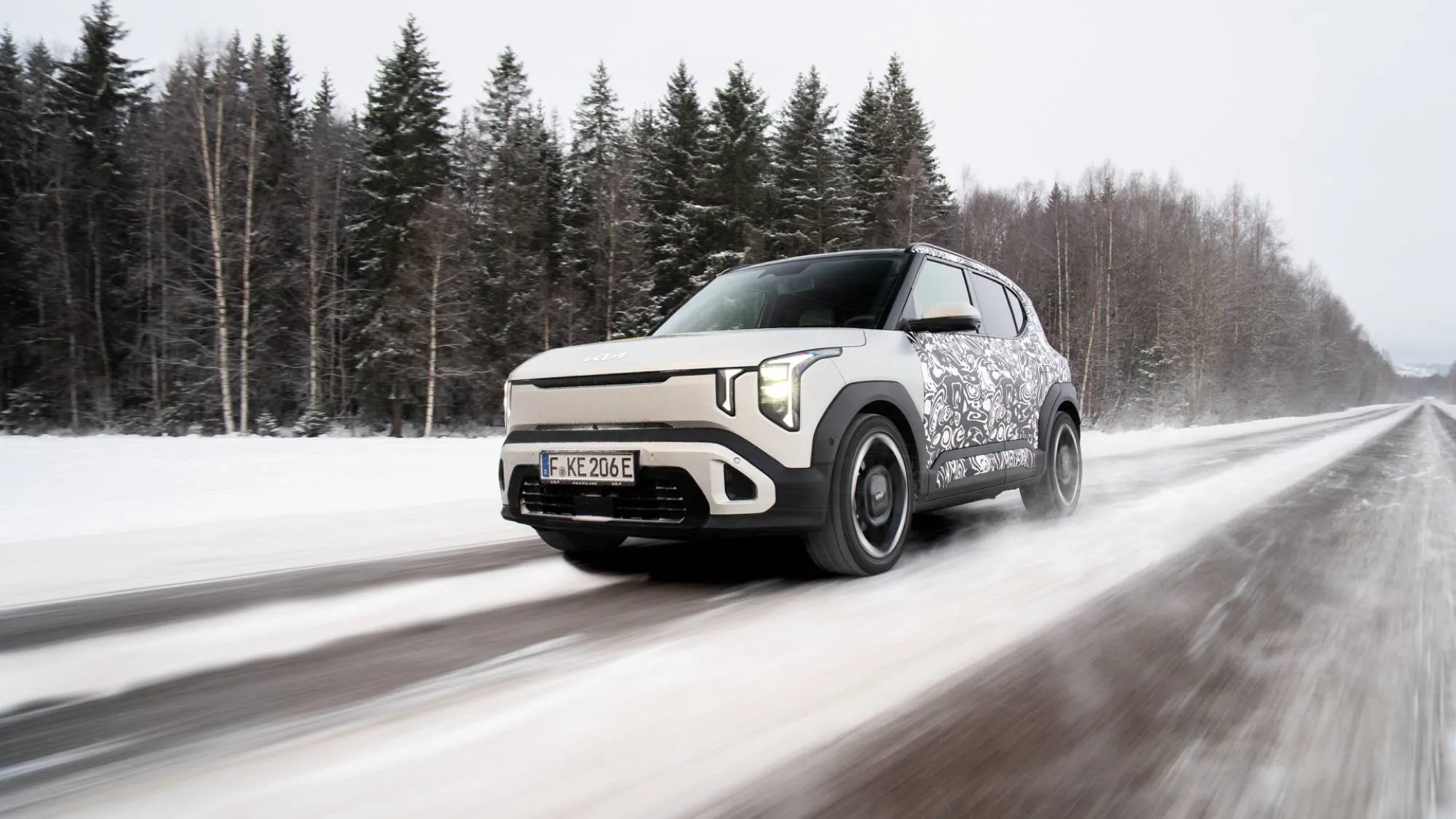 Kia EV2 il testo nel ghiaccio su una strada con neve e ghiaccio a -20 gradi