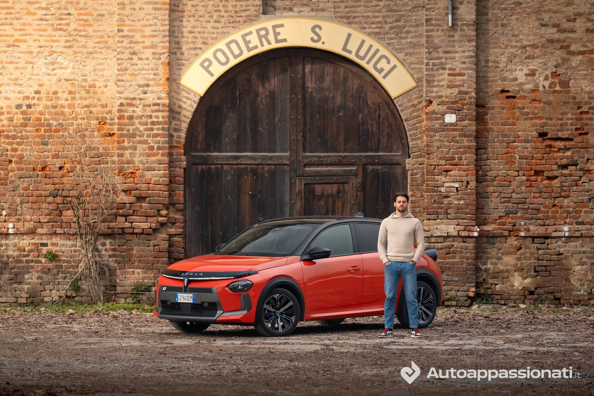 Lancia Ypsilon HF Line ibrida di colore arancione con guido casetta davanti
