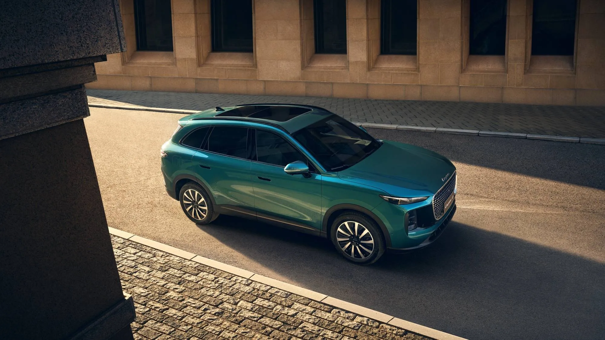 La Lepas L8 di colore azzurro su una strada di città con sullo sfondo una costruzione antica