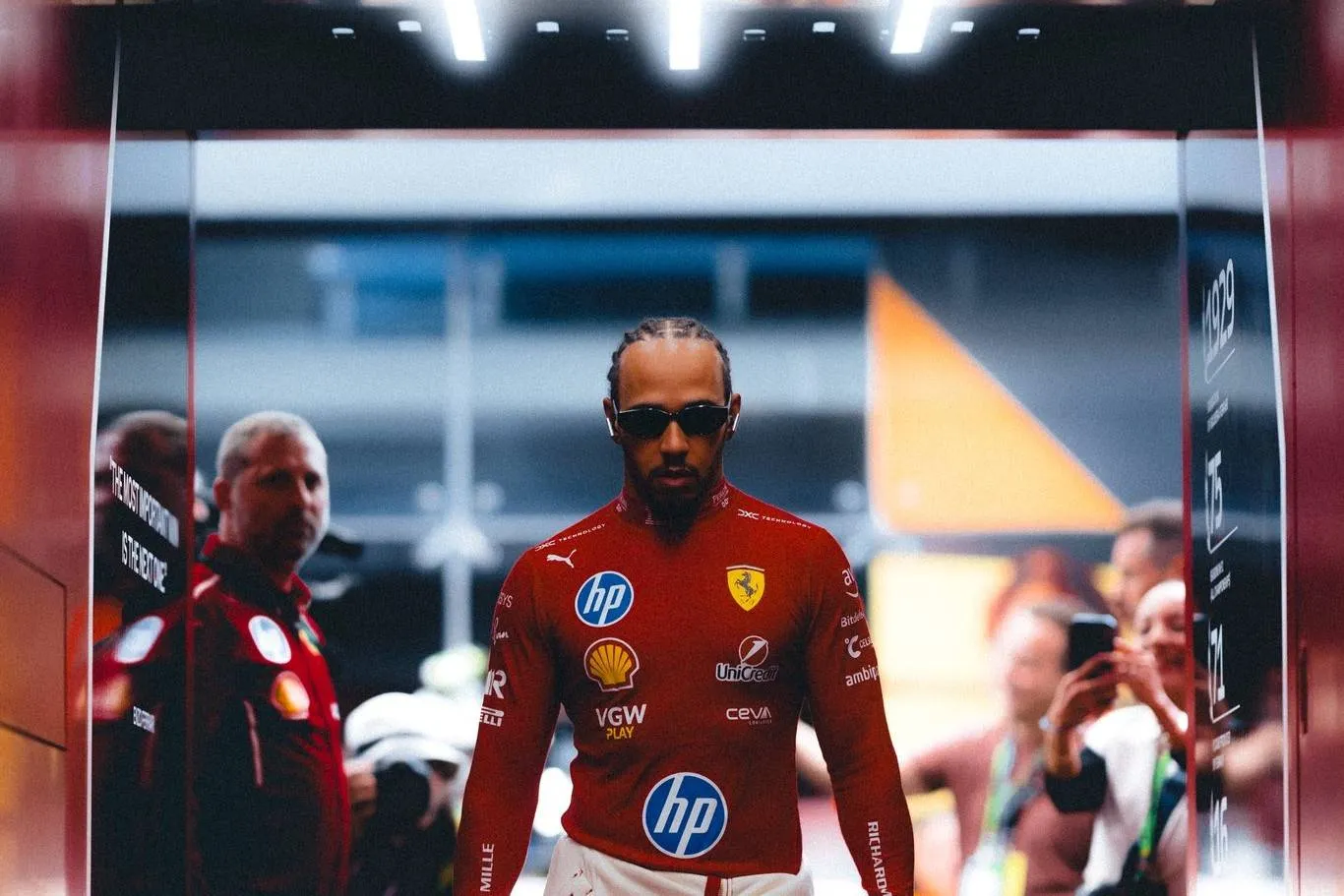 lewis hamilton con la nuova tuta da pilota della scuderia ferrari per la stagione 2026 entra ai box