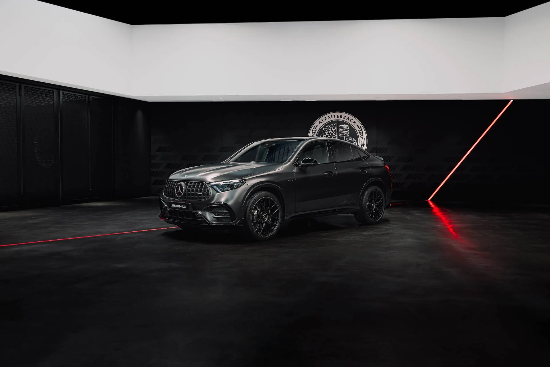 mercedes glc 53 amg dalla vista anteriore di colore grigio con i cerchi neri
