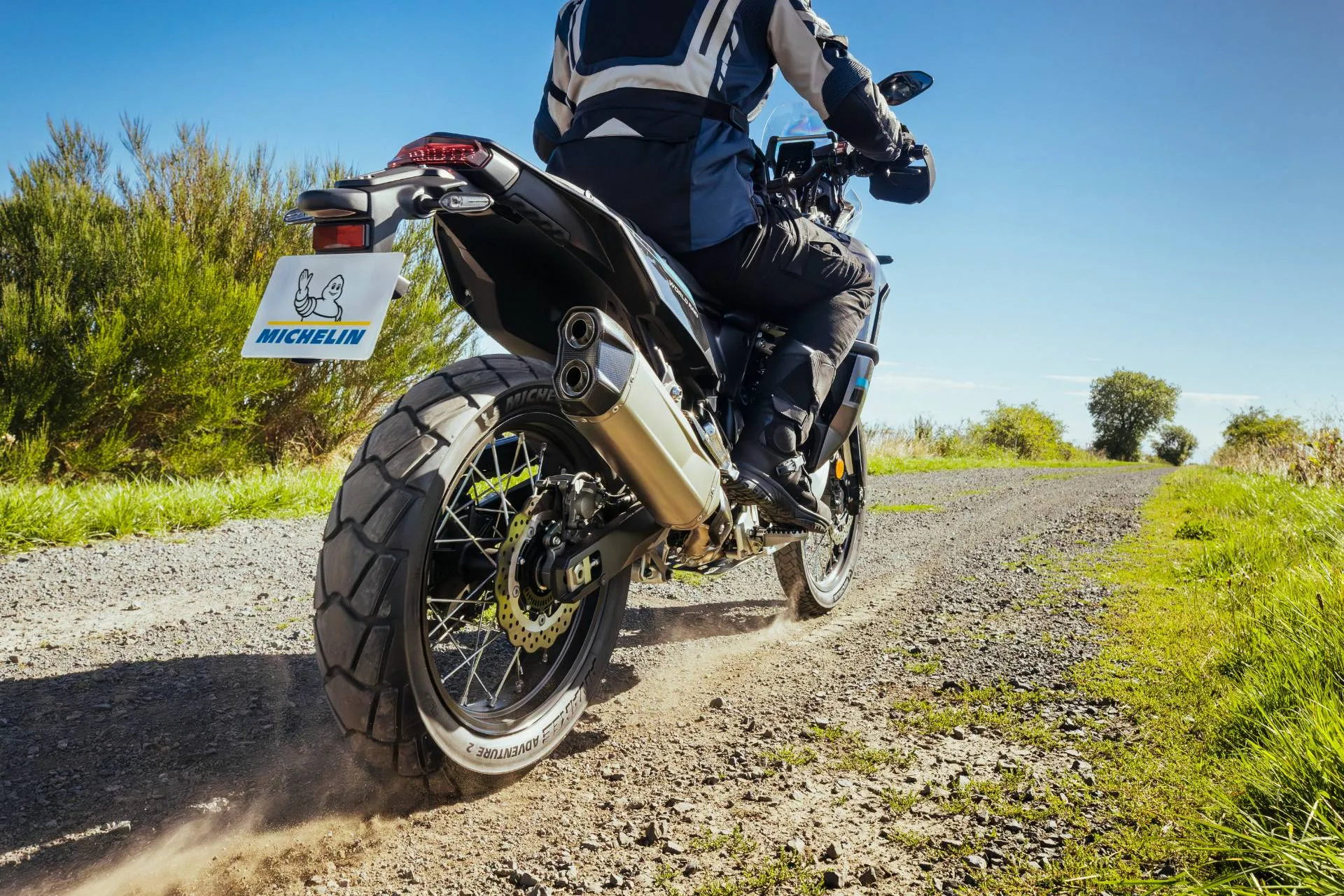 Moto ripresa da dietro con le gomme Anakee di Michelin su uno sterrato