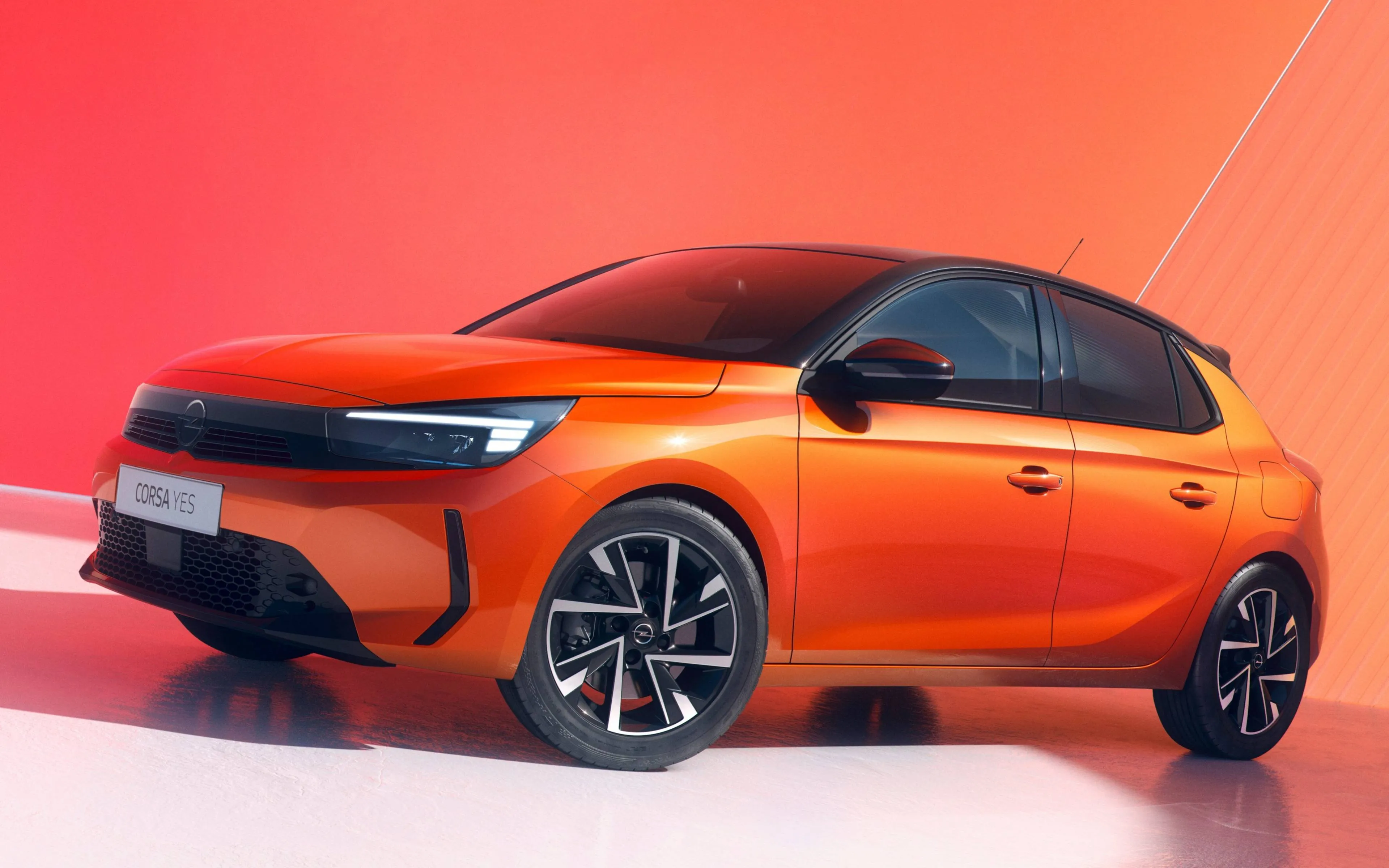 Vista tre quarti anteriore della nuova Opel Corsa YES Special Edition nella vivace colorazione Koral Orange