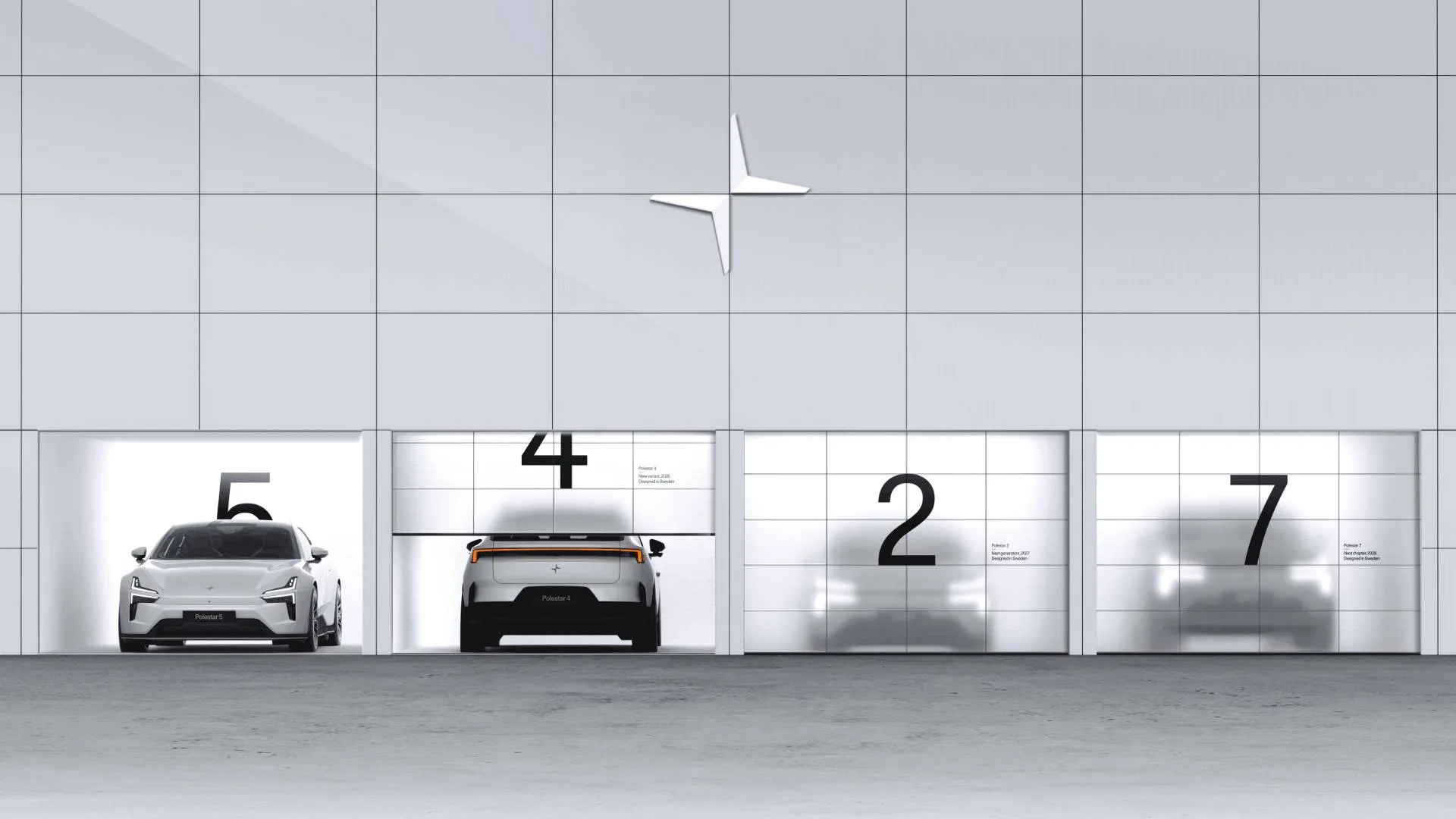 quattro modelli di polestar dentro quattro garage bianchi, sopra ogni garage c'è scritto il nome del modello: da sinistra a destra, 5, 4, 2 e 7