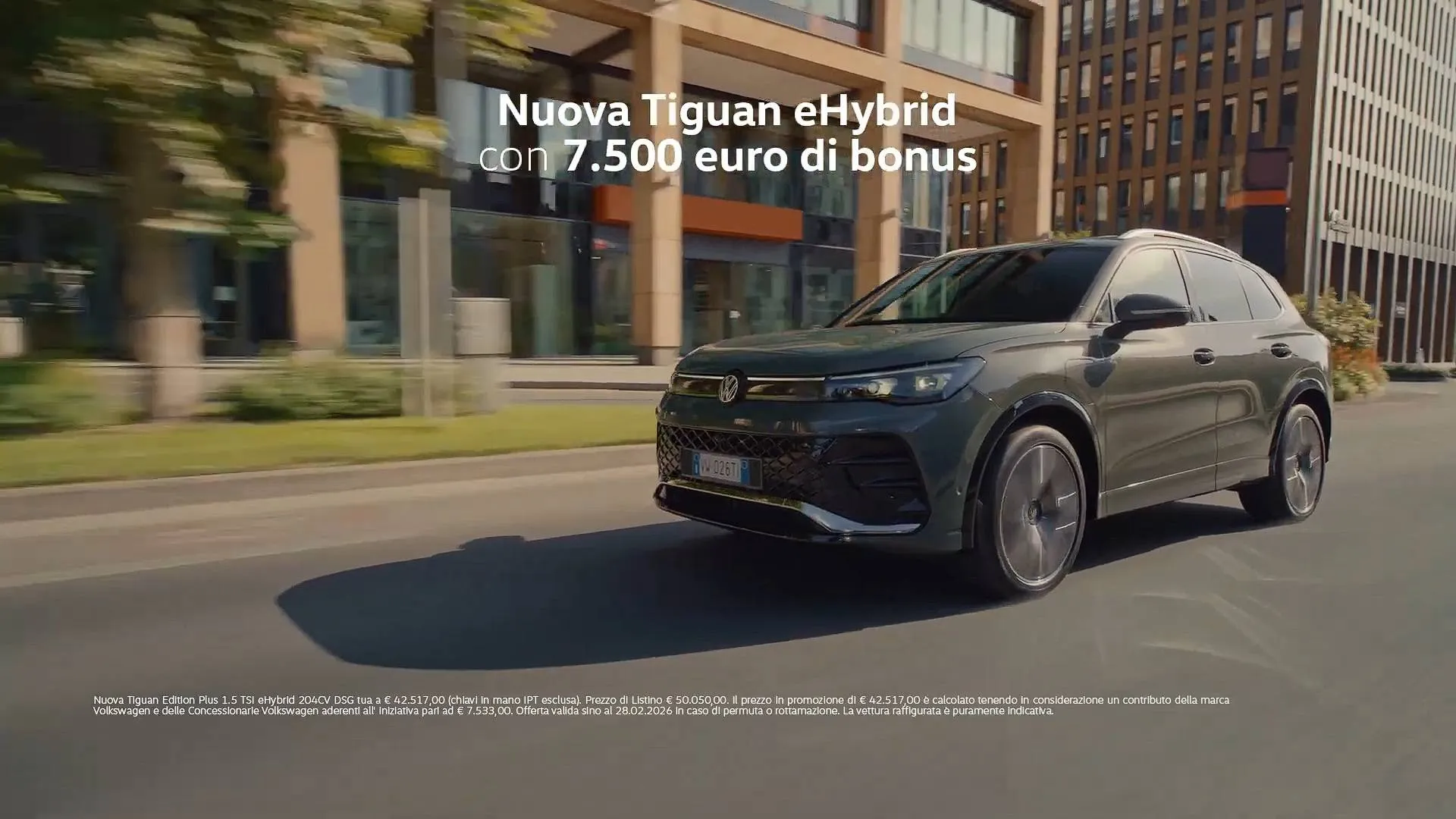 Spot della Volkswagen Tiguan per i super days hybrid si vede una tiguan di colore grigio su una strada di città in movimento