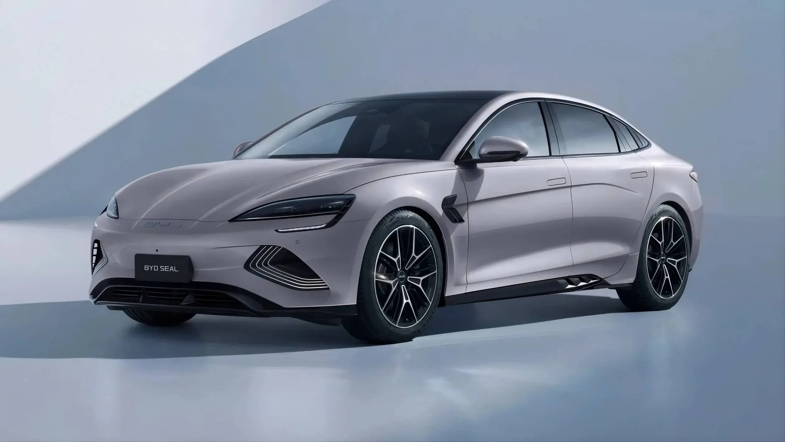 La BYD Seal 2026 di colore grigio in posizione laterale anteriore