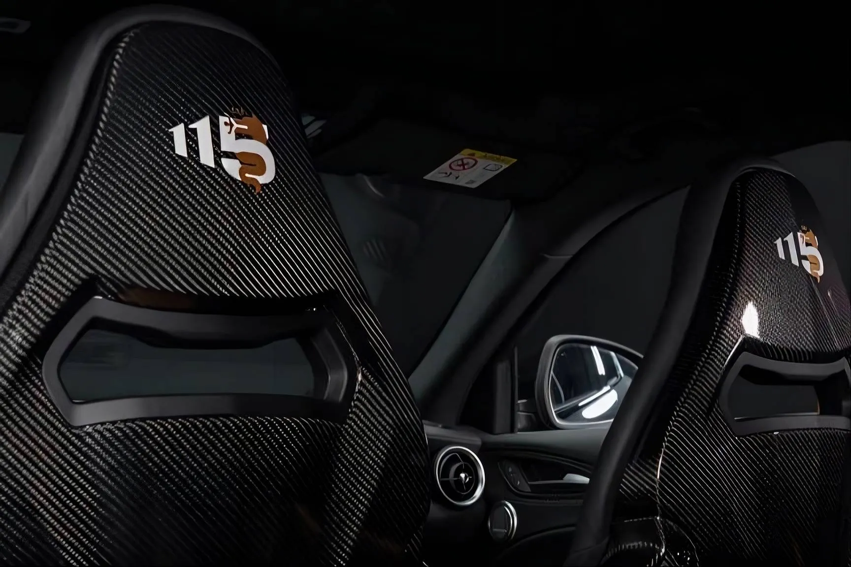 Alfa-Romeo-Stelvio-Quadrifoglio-Bespoke-by-Gargash ripresa dei sedili da dietro