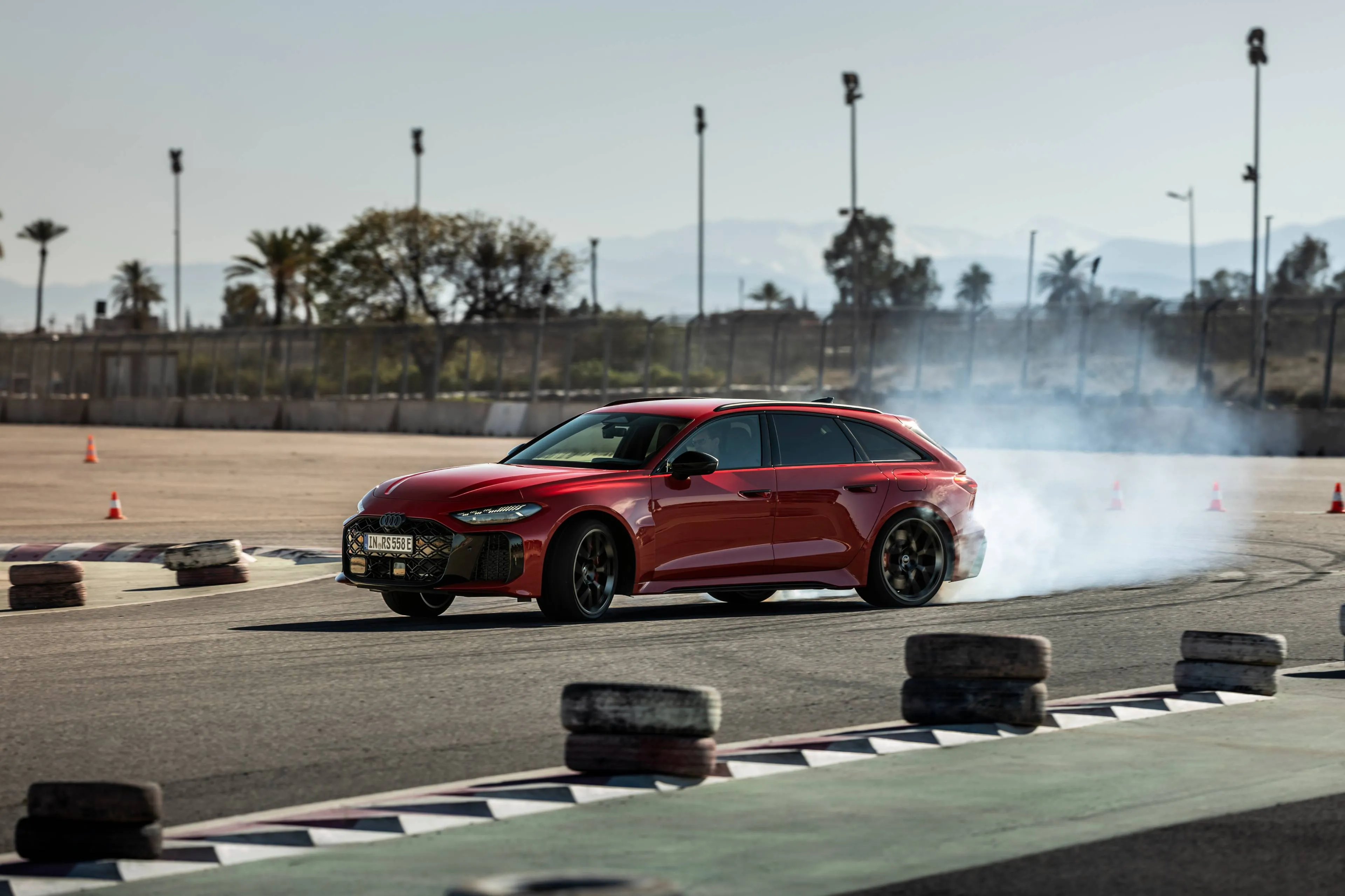 Audi RS 5 Avant di colore rosso in drift in un circuito