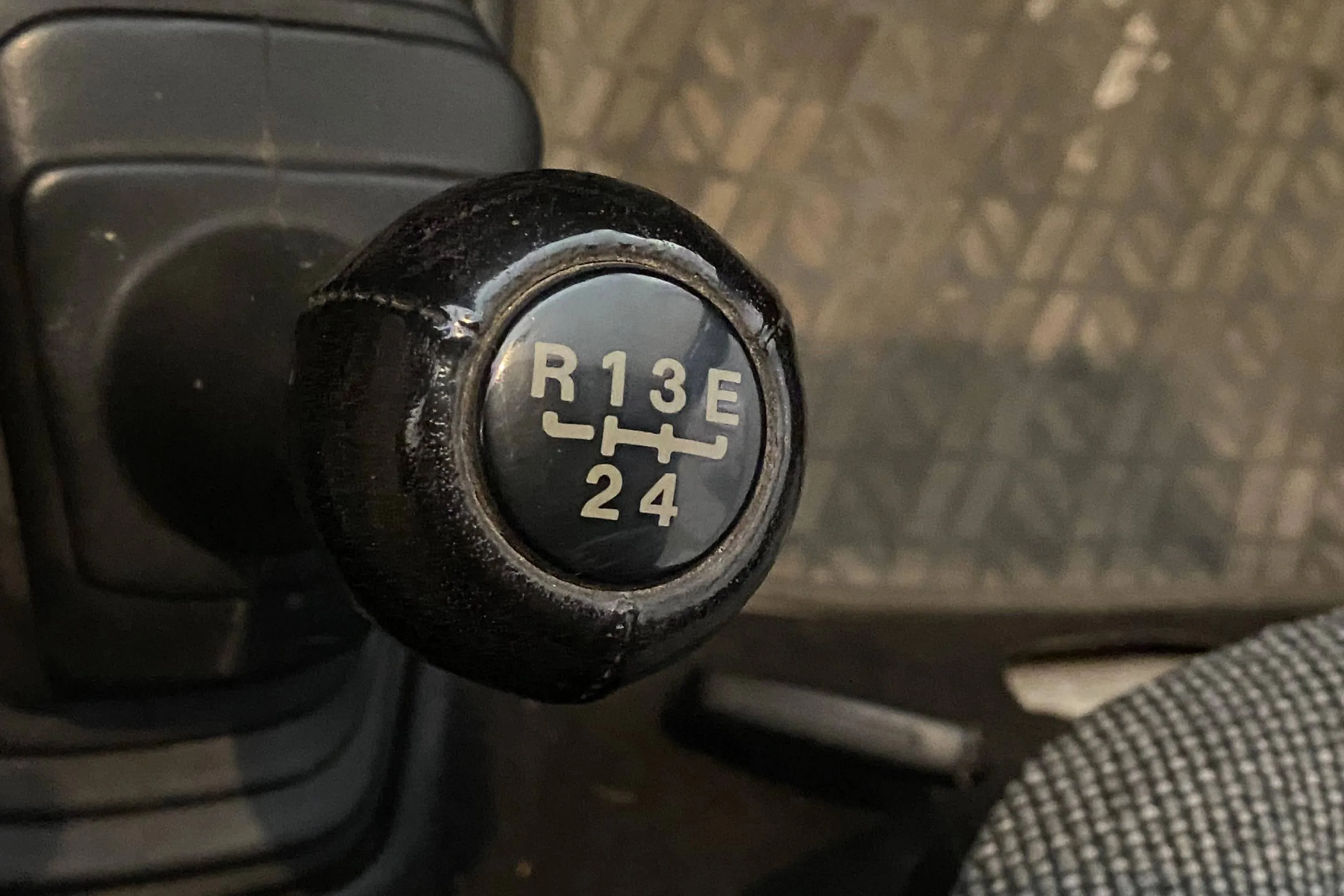 cambio manuale leva del cambio con lettera E in alto a destra