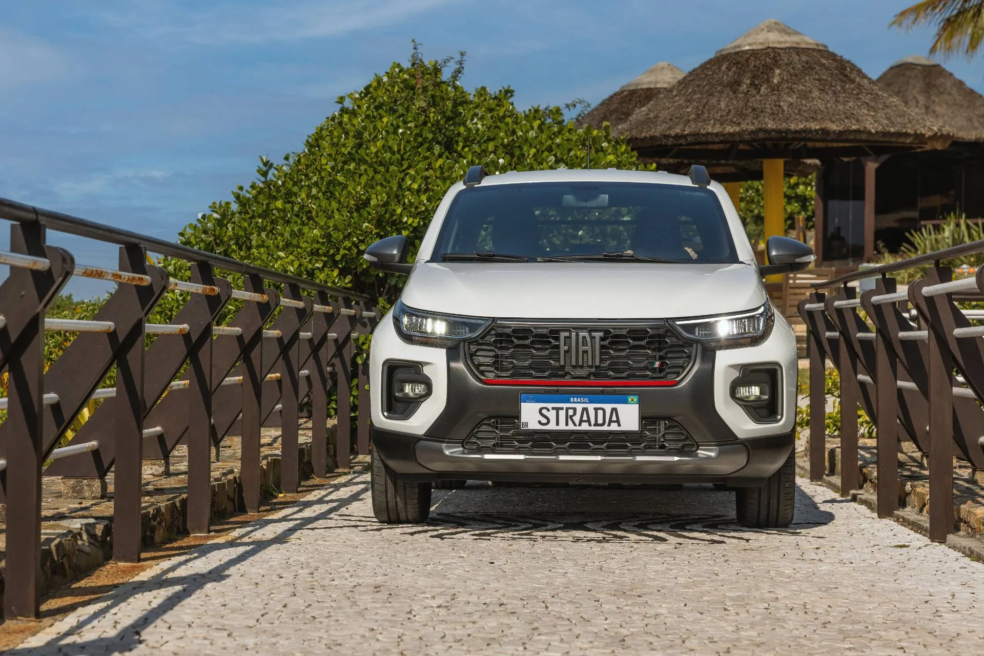 fiat strada di colore bianco ripreso di muso di colore bianco