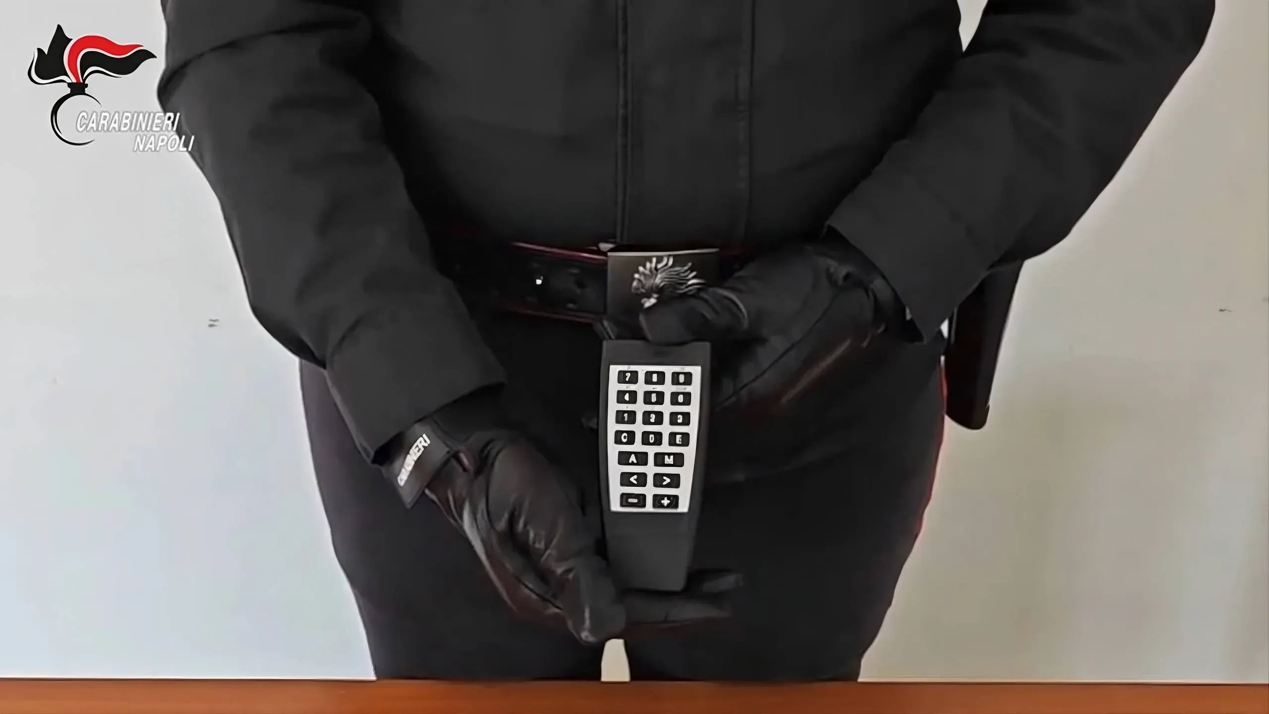 immagine che ritrae un carabiniere che tiene in mano un telecomando che è servito per rubare del carburante da una stazione di servizio