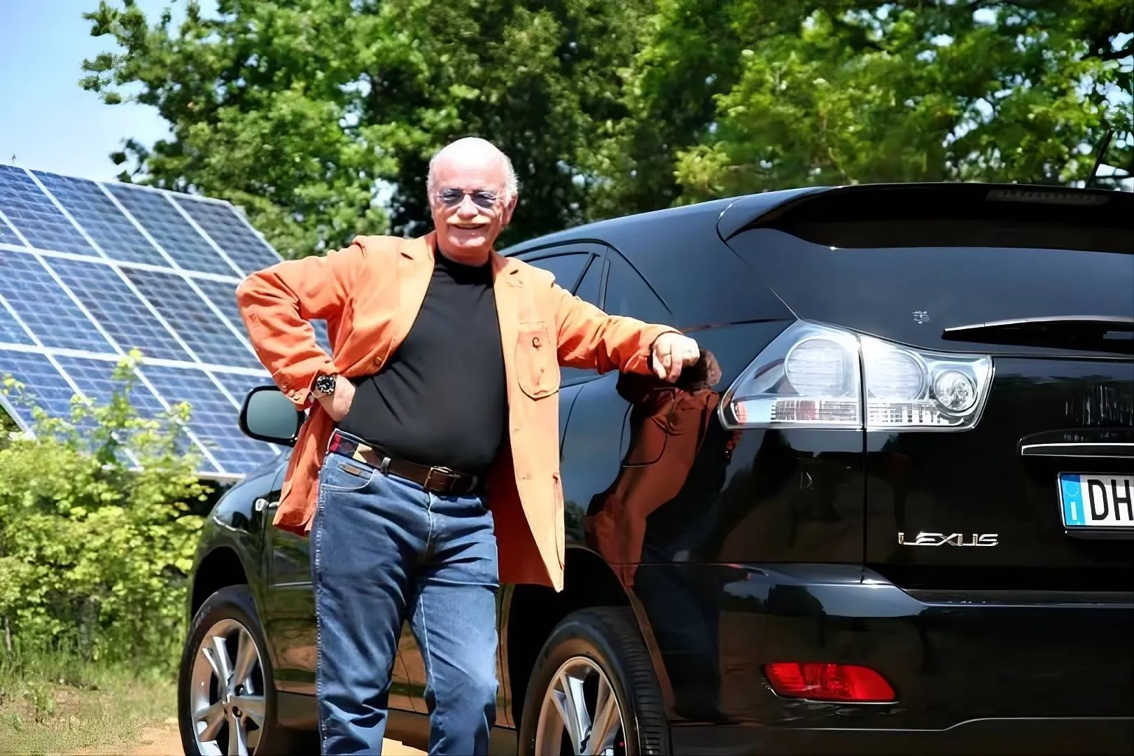 gino paoli affianco a una lexus nera