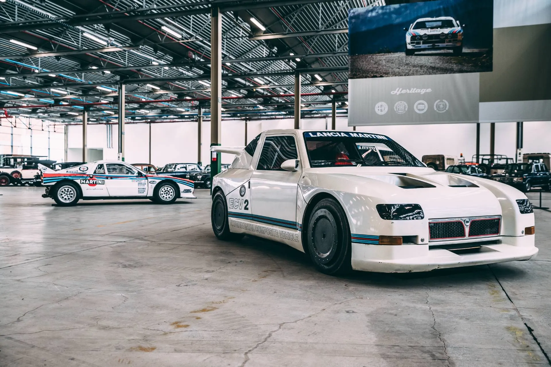 Immagine che ritrae l'Heritage Hub con una lancia concept di colore bianco in primo piano e sullo sfondo una 037 da rally